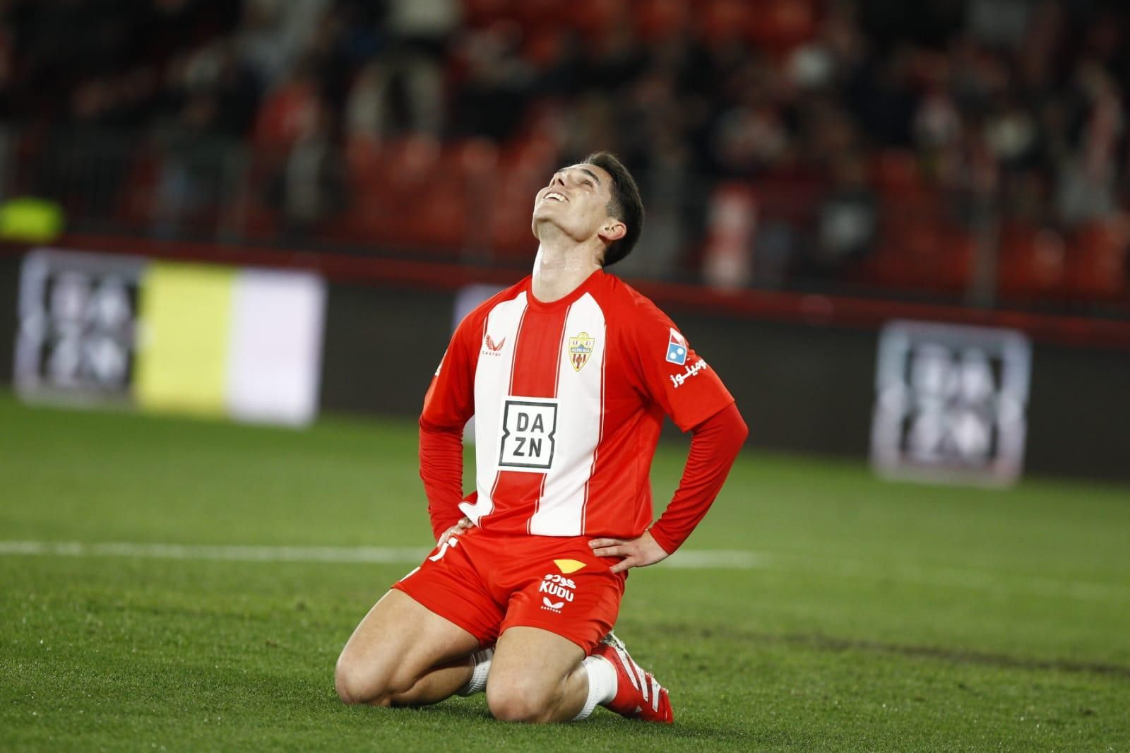 Arribas, de rodillas, se lamenta de una ocasión fallada