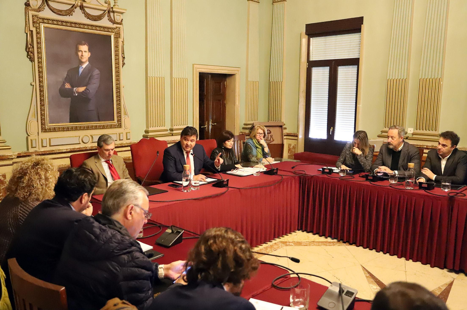 Imágenes del pleno extraordinario en el Ayuntamiento