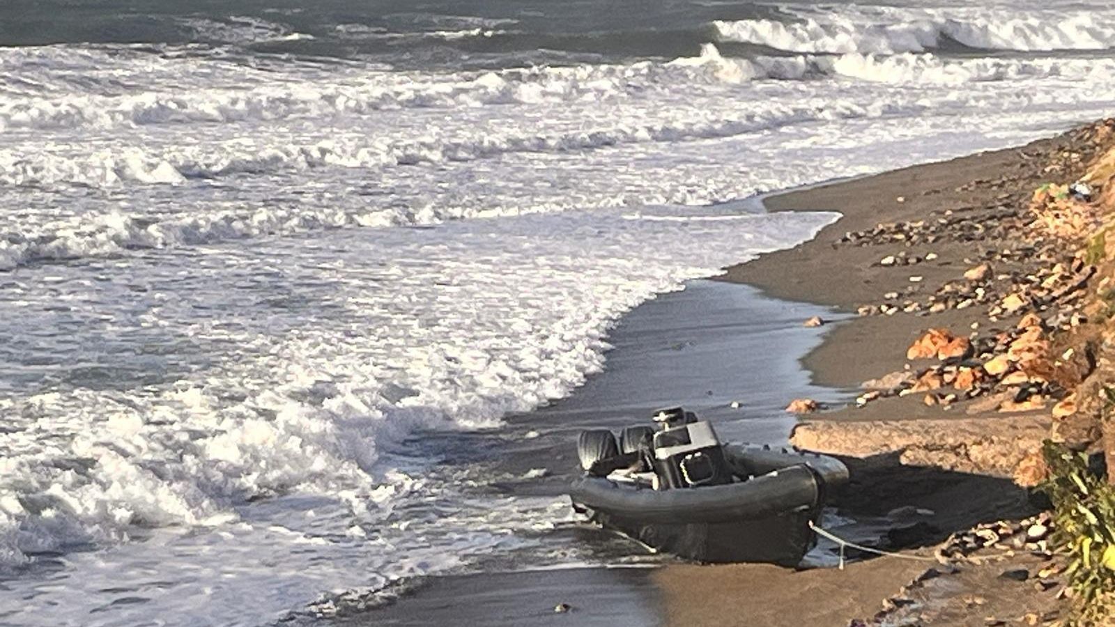 Una de las lanchas encalladas en una de las playas de Adra