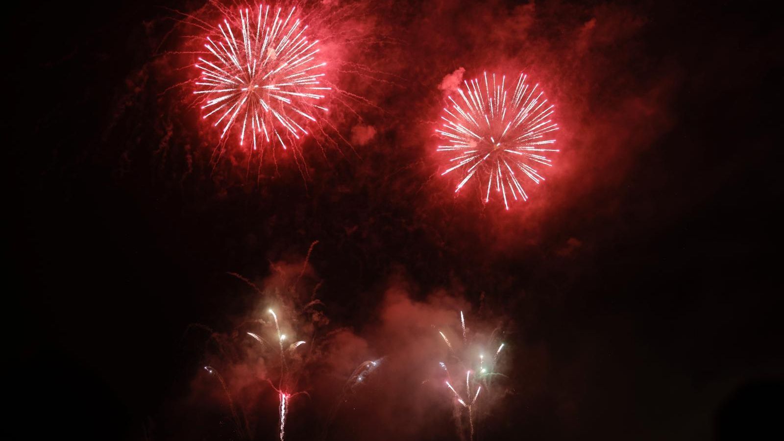 Fuegos artificiales para despedir las Colombinas.