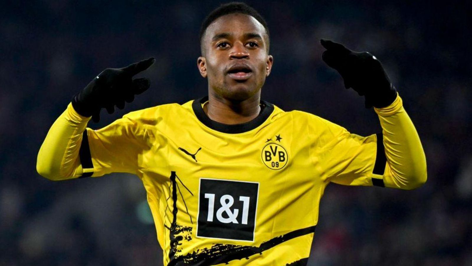 Moukoko celebrando un gol con el Borussia Dortmund