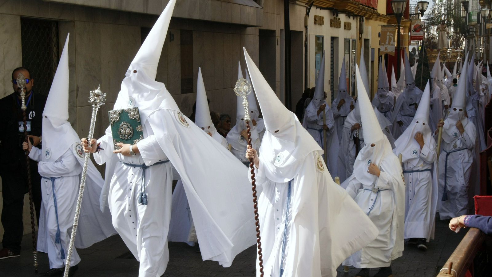 Numerosos penitentes acompañaron el desfile procesional de la hermandad.