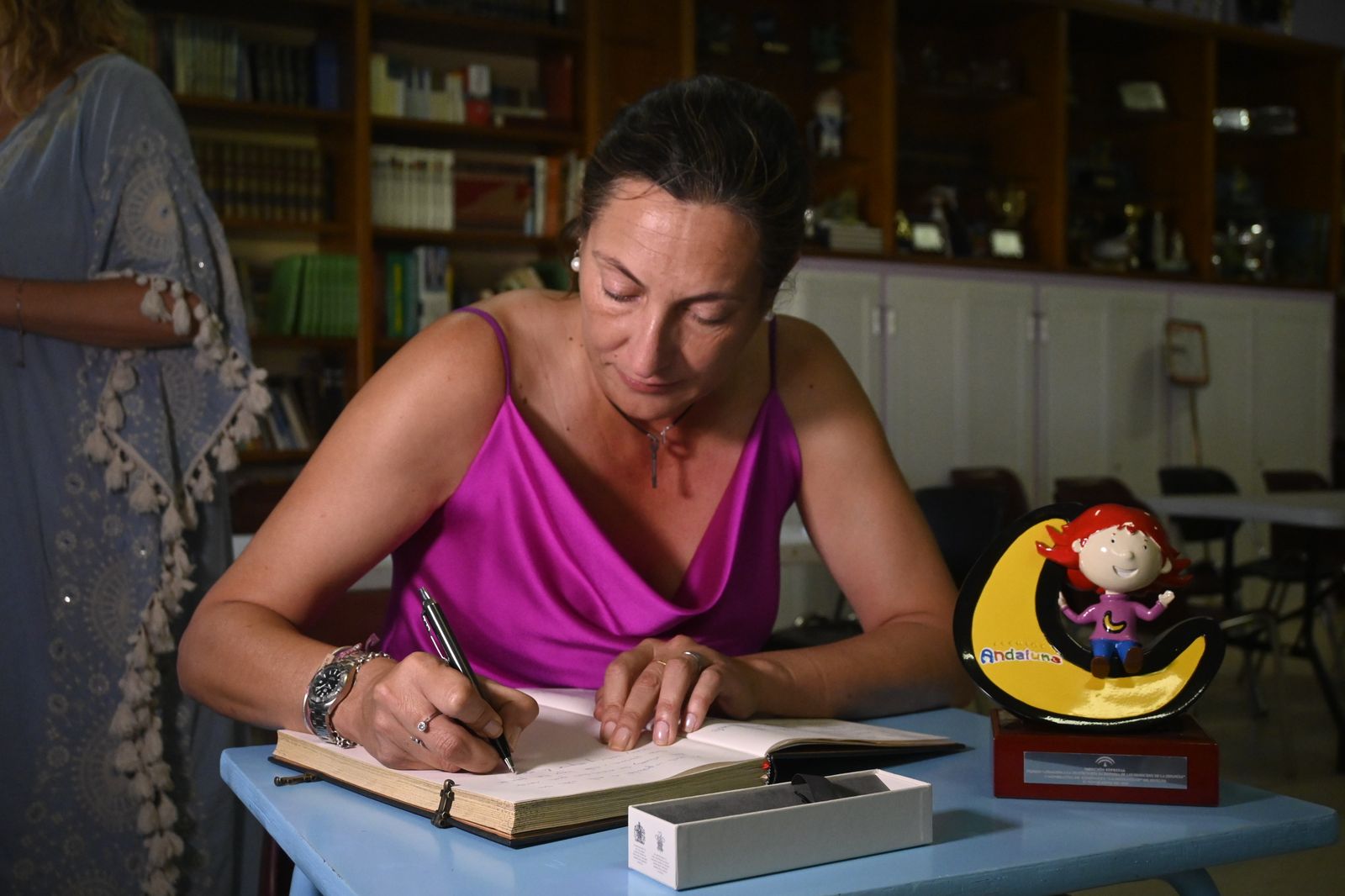 Loles López y Pilar Miranda visitan la escuela de verano del Distrito V, en imágenes