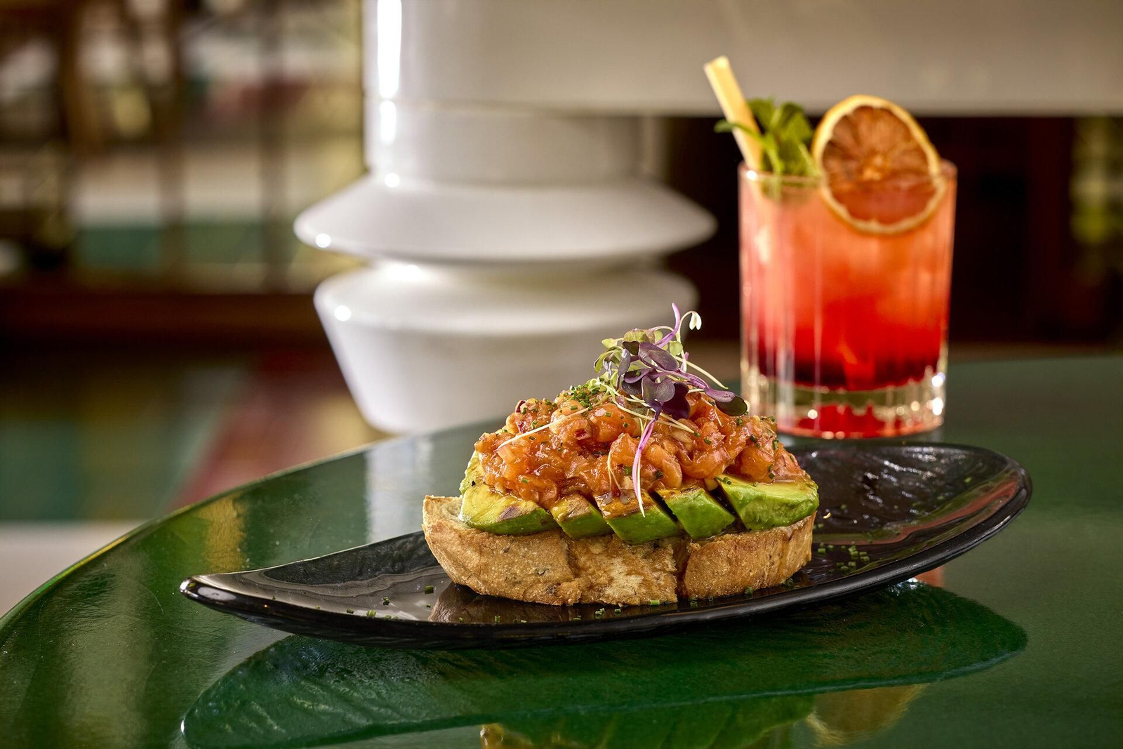 Tartar de salmón y cóctel en Hard Rock Madrid Tartar de salmón y cóctel en Hard Rock Madrid