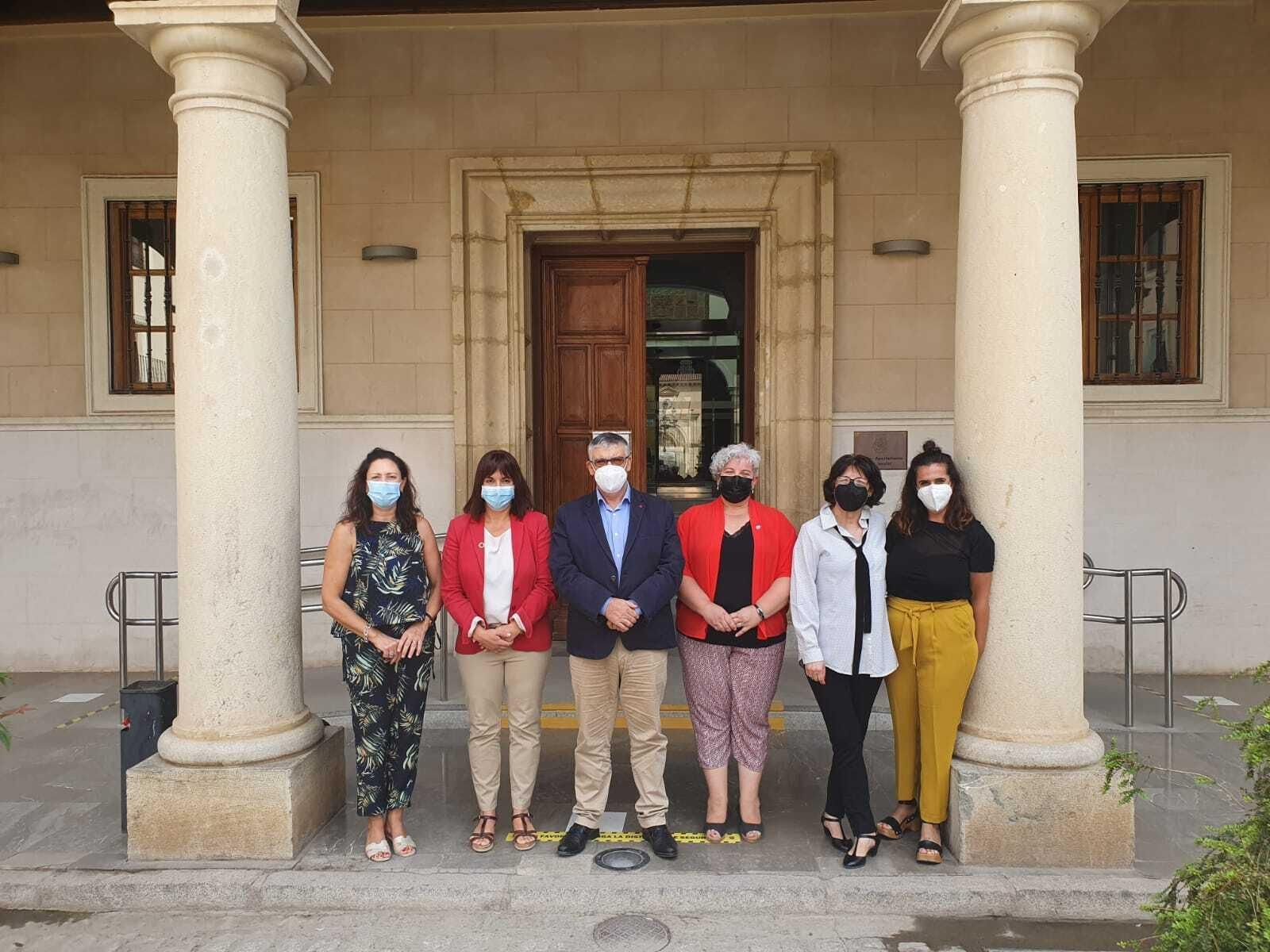 La diputada de Bienestar, en Guadix, junto a representantes accitanos.