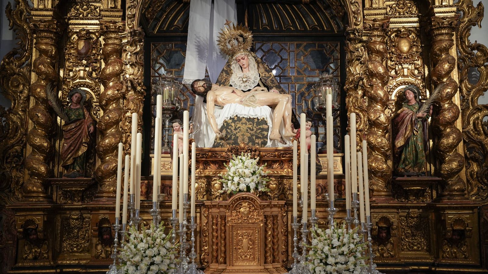 El altar aparece flanqueado por las Santas Catalina y Bárbara