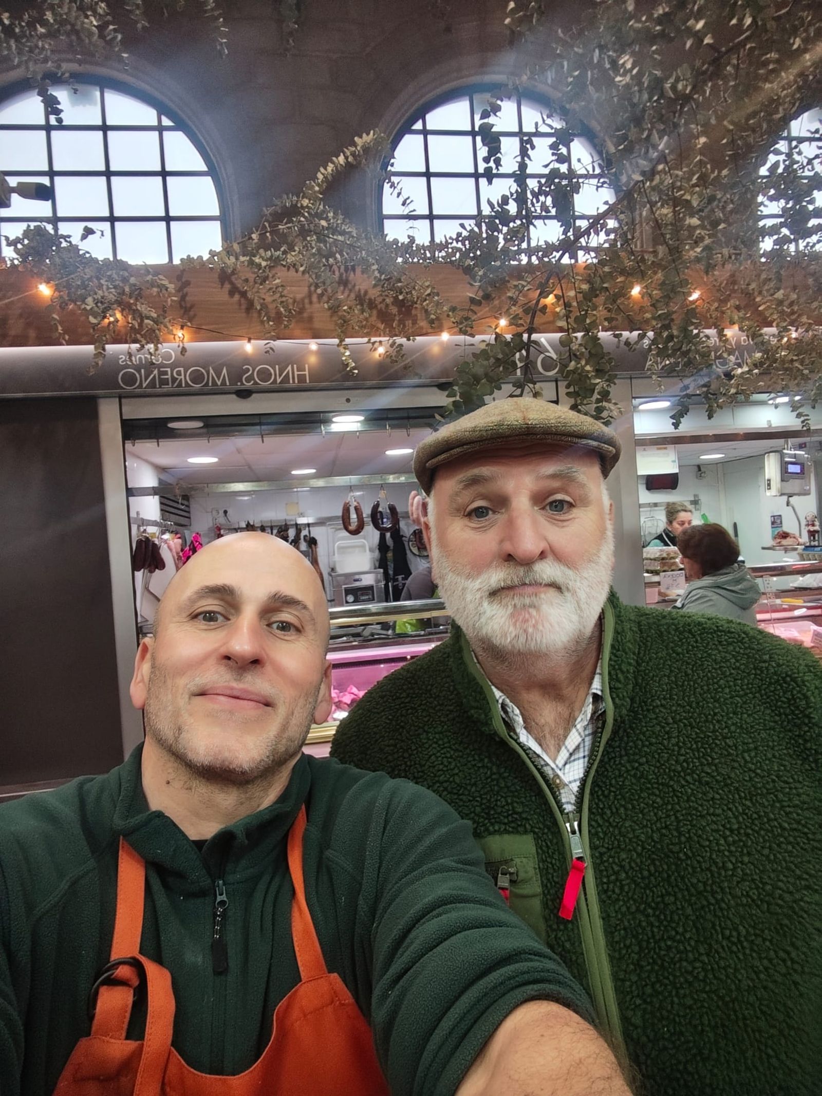 El chef José Andrés posando gustosamente en el Mercado Central de Abastos de Jerez, esta Navidad..