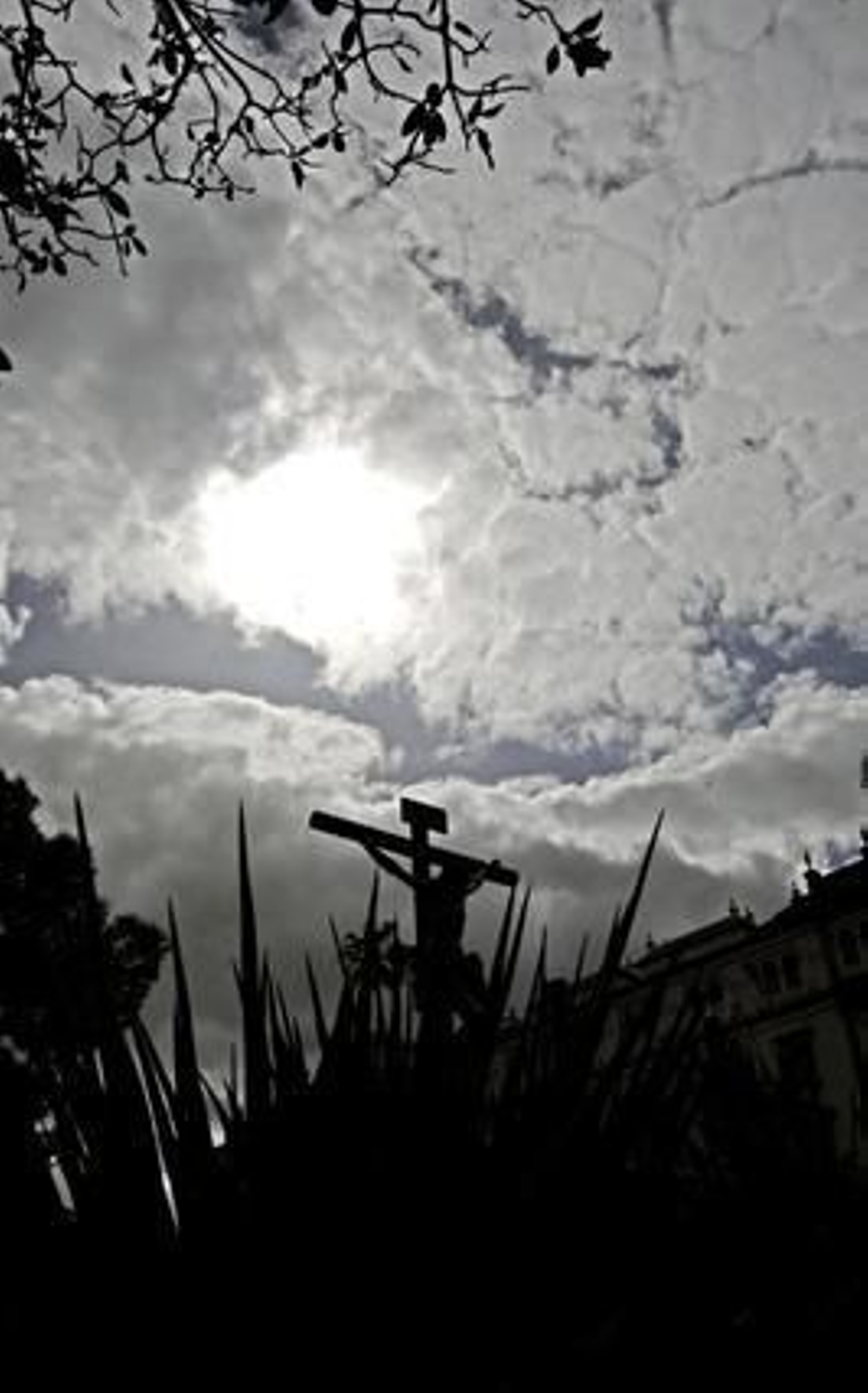El Cristo de la Buena Muerte bajo un cielo nuboso.

Foto: Antonio Pizarro