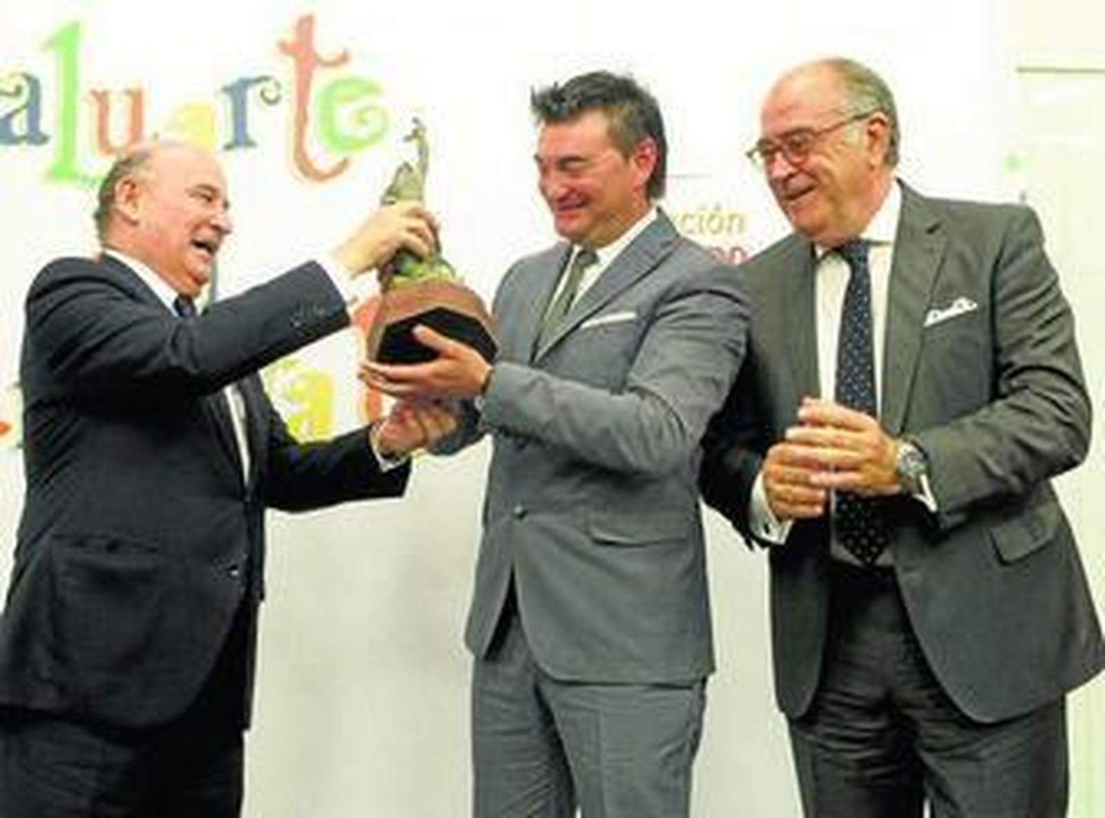El presidente de la Fundación Cruzcampo, Julio Cuesta, entrega el Baluarte del Carnaval al 'Sheriff'.