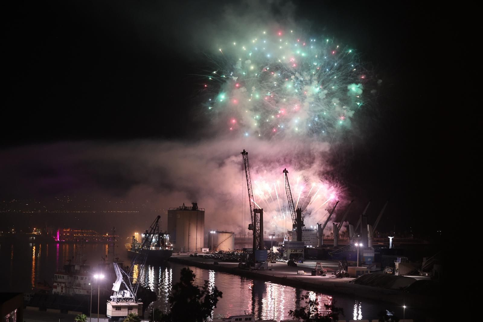 El show de drones y fuegos que da la bienvenida a la Feria de Málaga, en imágenes