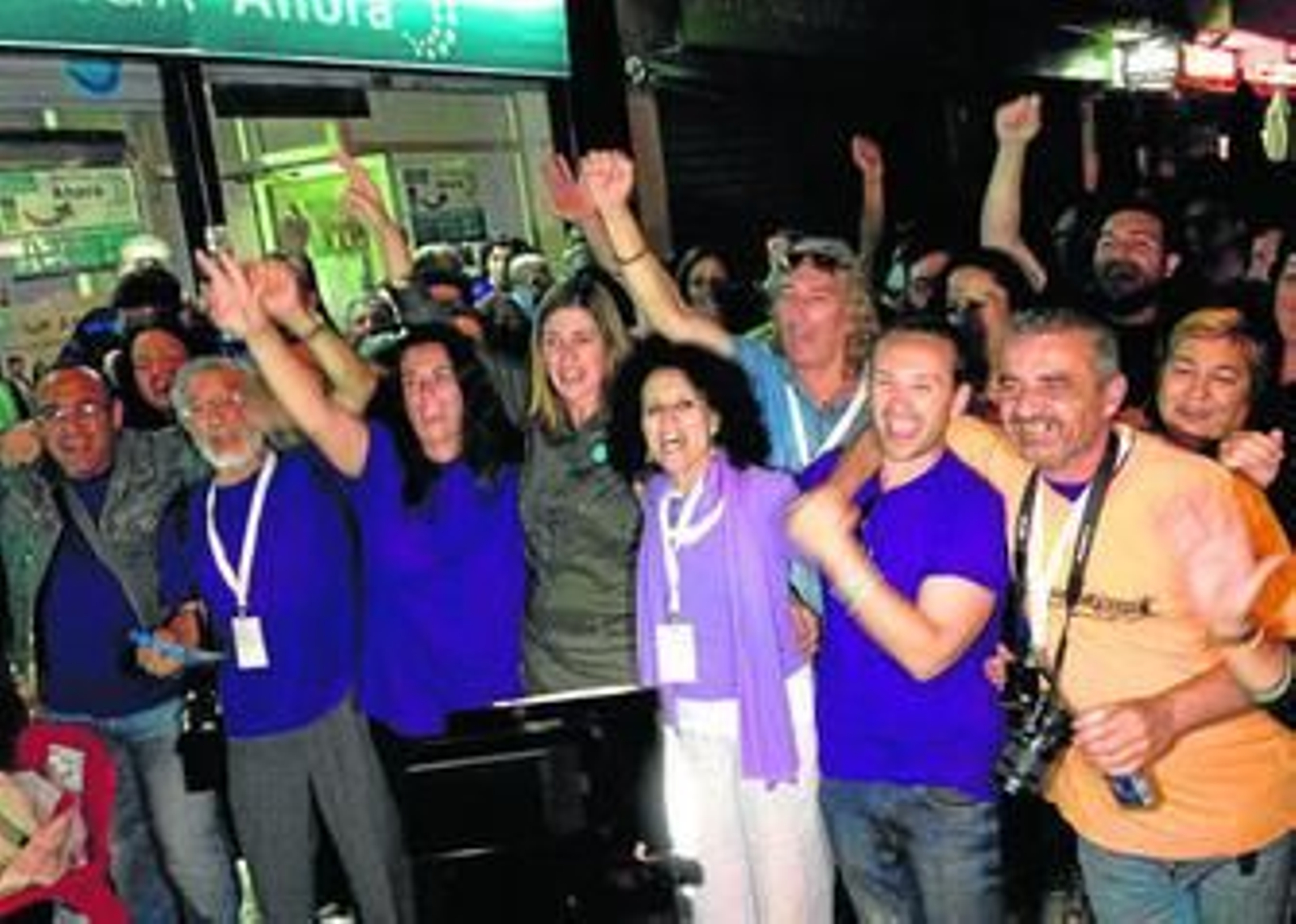 Rosa Galindo, Torralbo, Isabel Jiménez y Espinosa celebran el éxito electoral junto a sus compañeros.