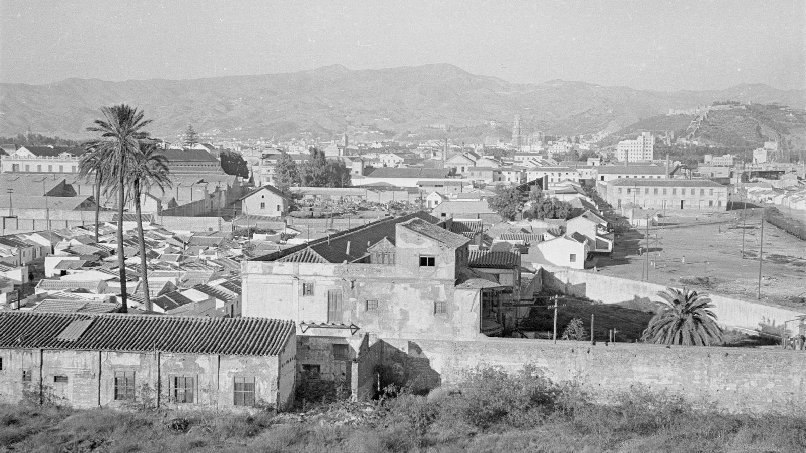 Vista de El Bulto desde el paso del tren, octubre de 1954. Vista de El Bulto desde el paso del tren, octubre de 1954.