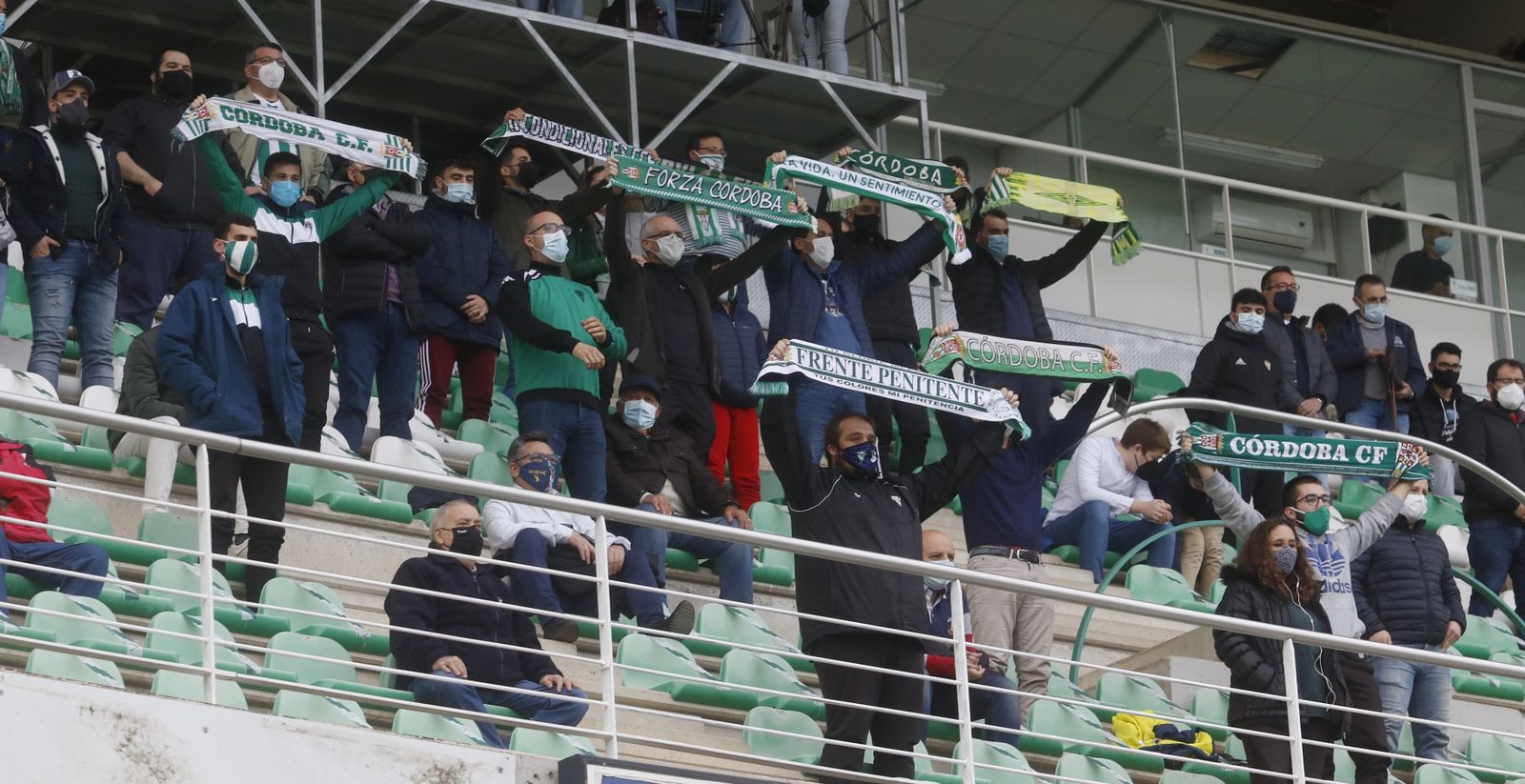 Aficionados del Córdoba CF cantan el himno antes de arrancar el partido.