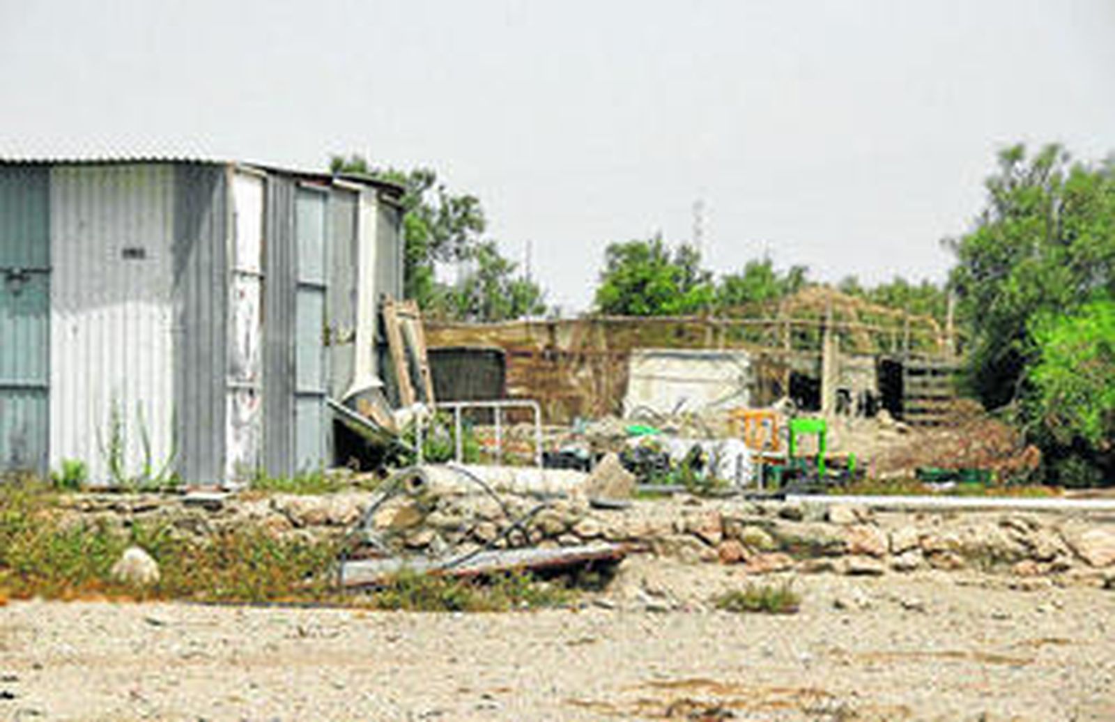 El corral (foto superior) que linda con el colegio (foto inferior).