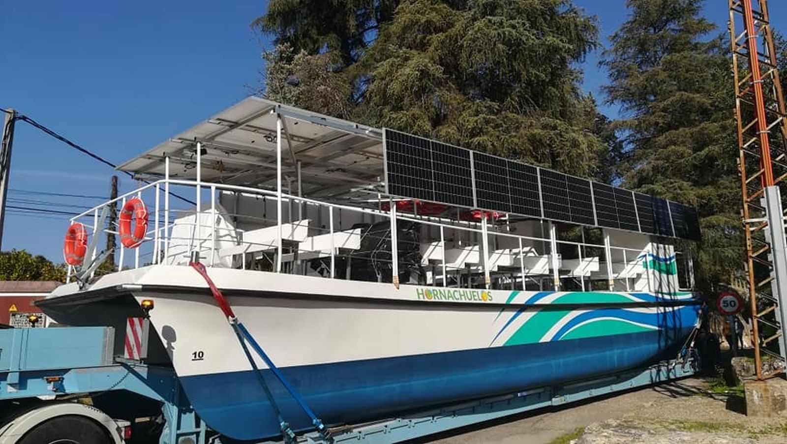 La llegada del nuevo barco solar a Hornachuelos, en fotografías