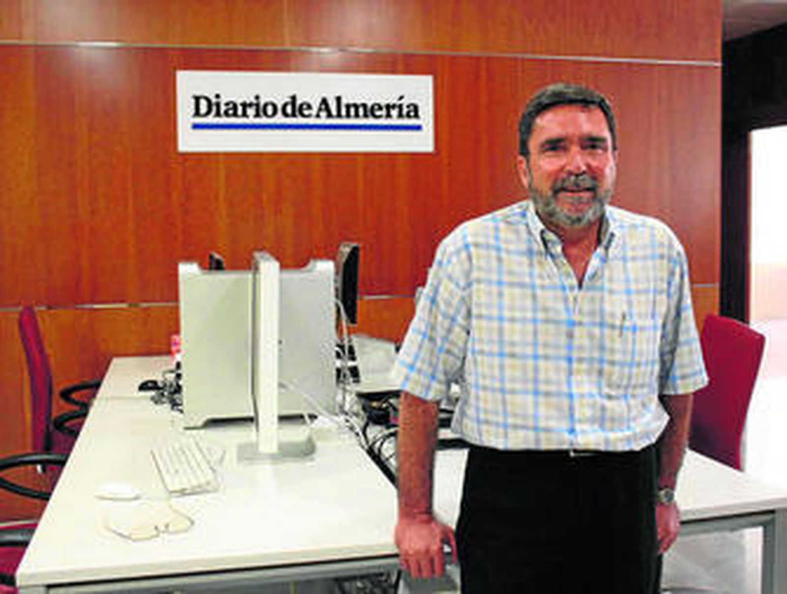 Juan Martínez visitó la redacción de Diario de Almería. En la imagen inferior en la asamblea provincial del PA.