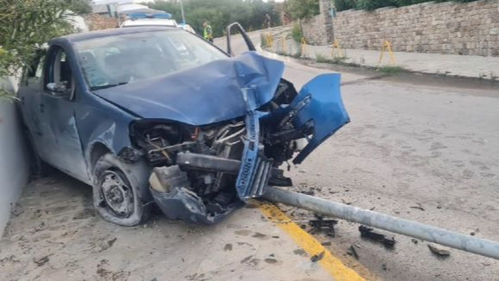 Un coche destrozado en Tarifa después de que su conductor diera positivo en la prueba de alcoholemia.