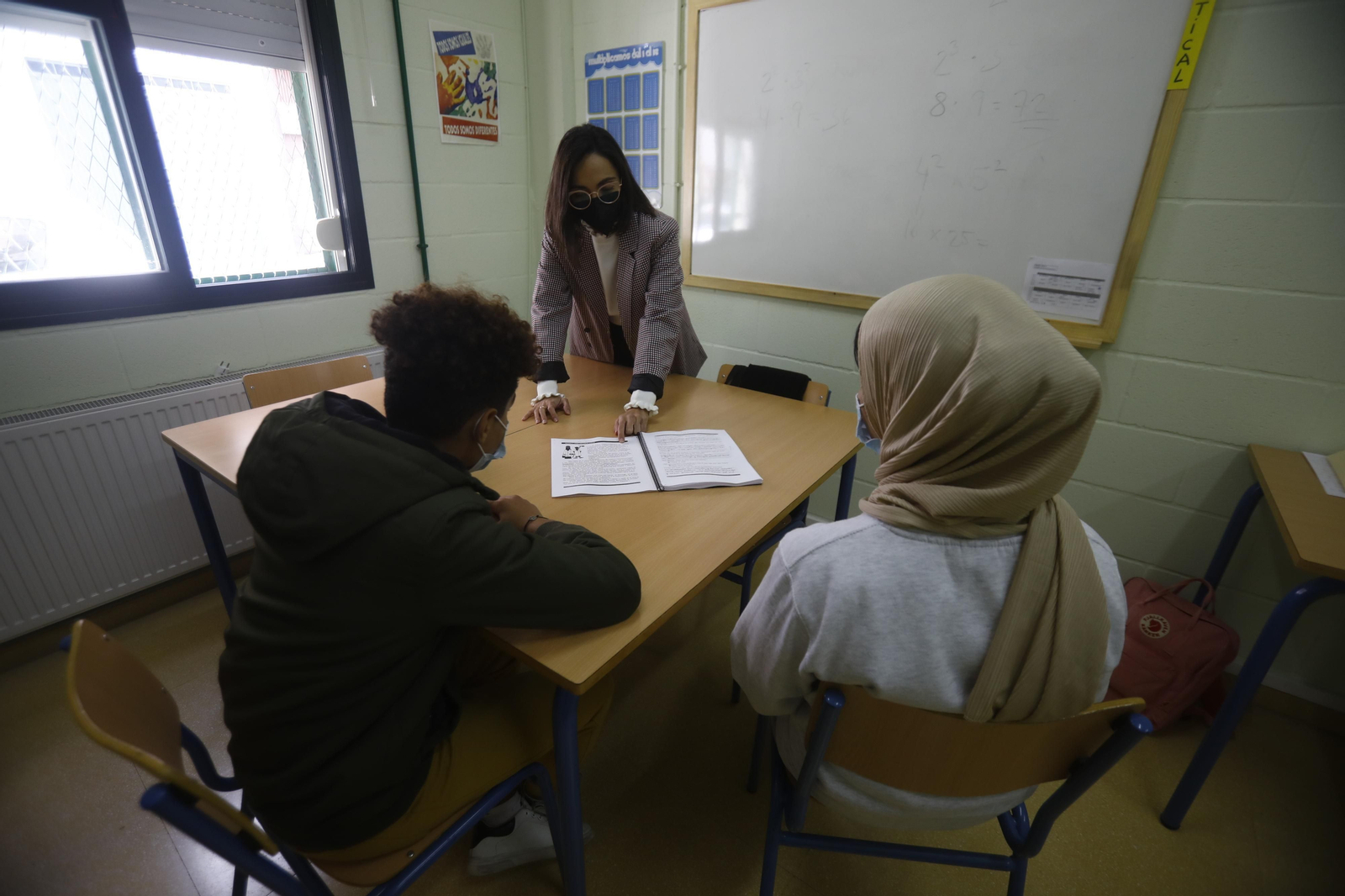 María Luisa Martos durante una clase en un aula ATAL del instituto Rafael de la Hoz.