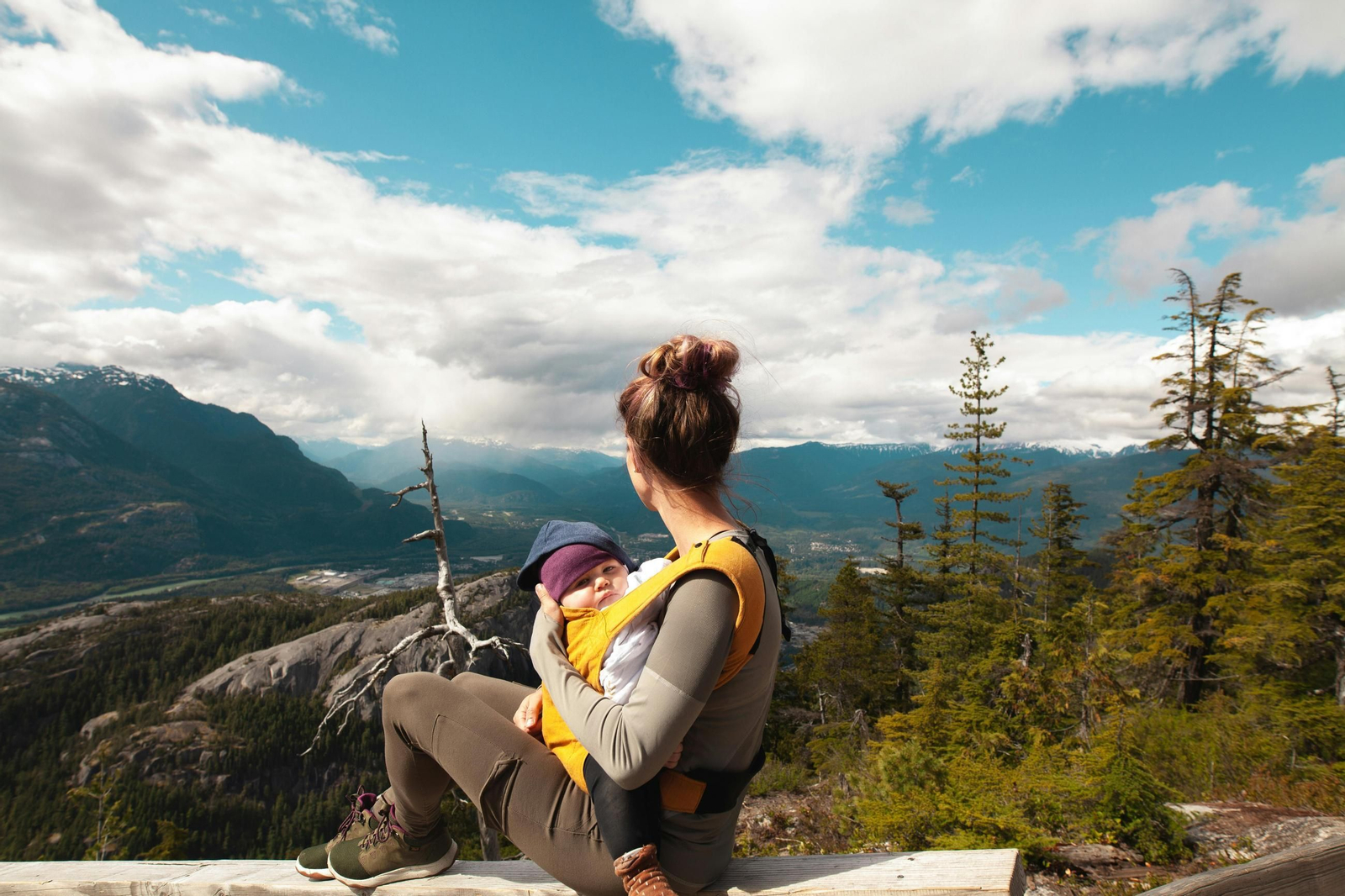 Una madre con su bebé admira un paisaje.