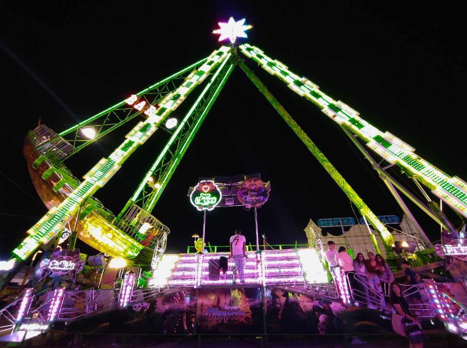 Las jaulas del Barco Vikingo van siempre llenas para una sensación más extrema.