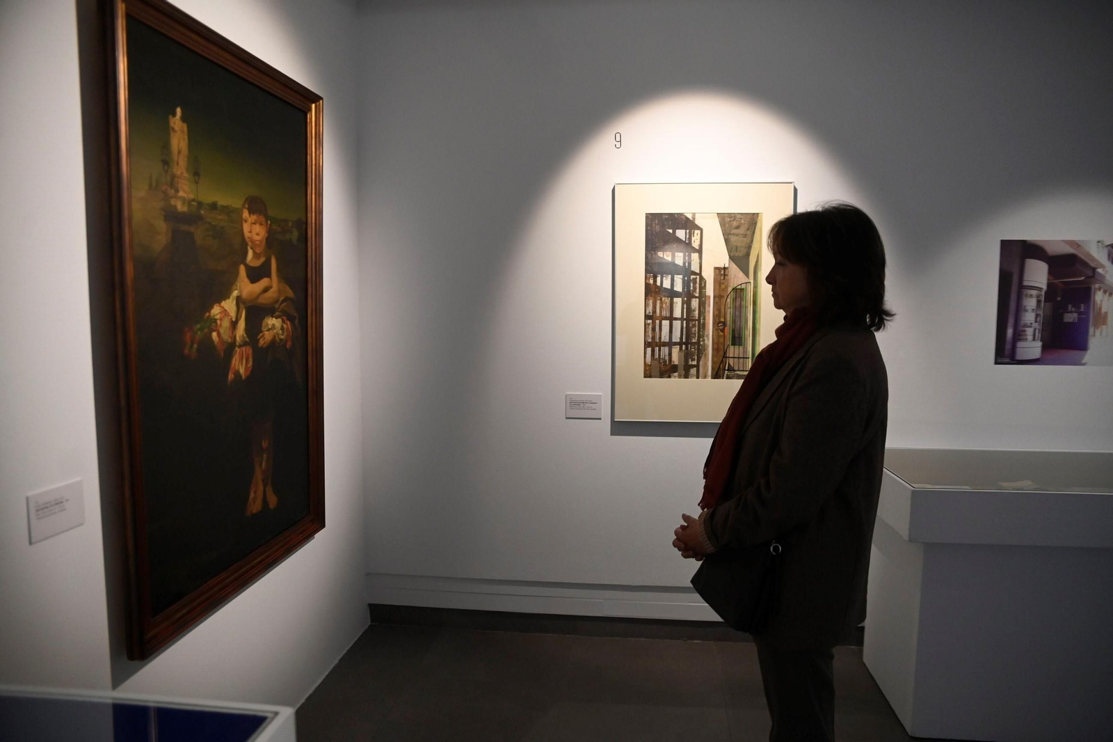 Una mujer observa una de las obras de la exposición 'Córdoba 1924-2000. La ciudad y el tiempo de Rafael de La-Hoz'.