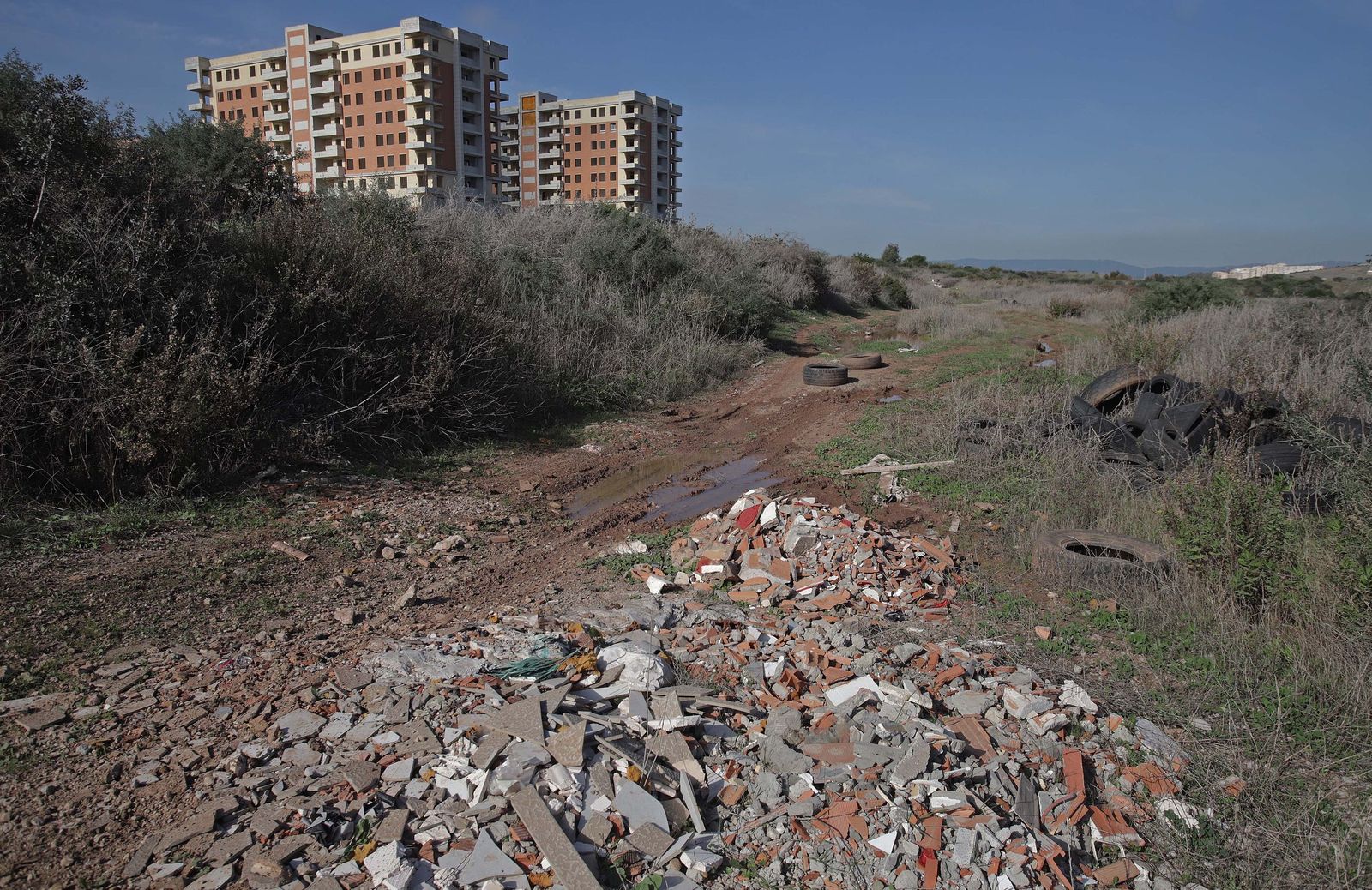 Fotos de los vertederos y escombreras ilegales en la zona de Alamillos Oeste en Algeciras