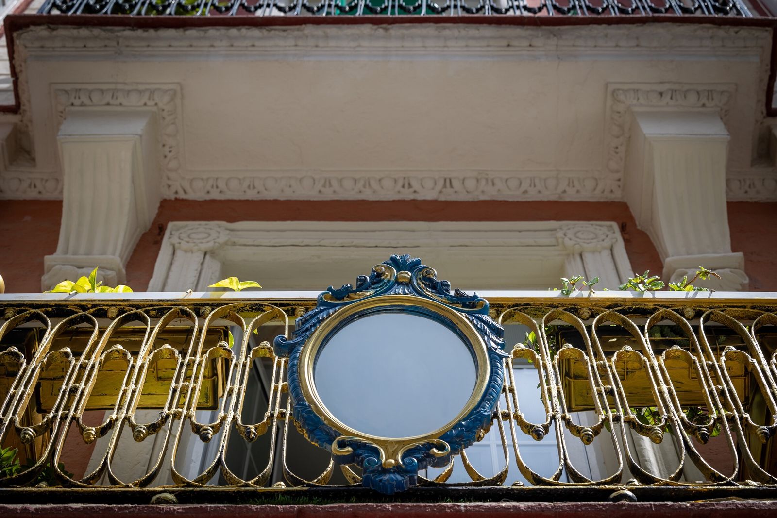 El misterioso y exótico espejo del balcón del número 12 de la calle Ancha de Cádiz