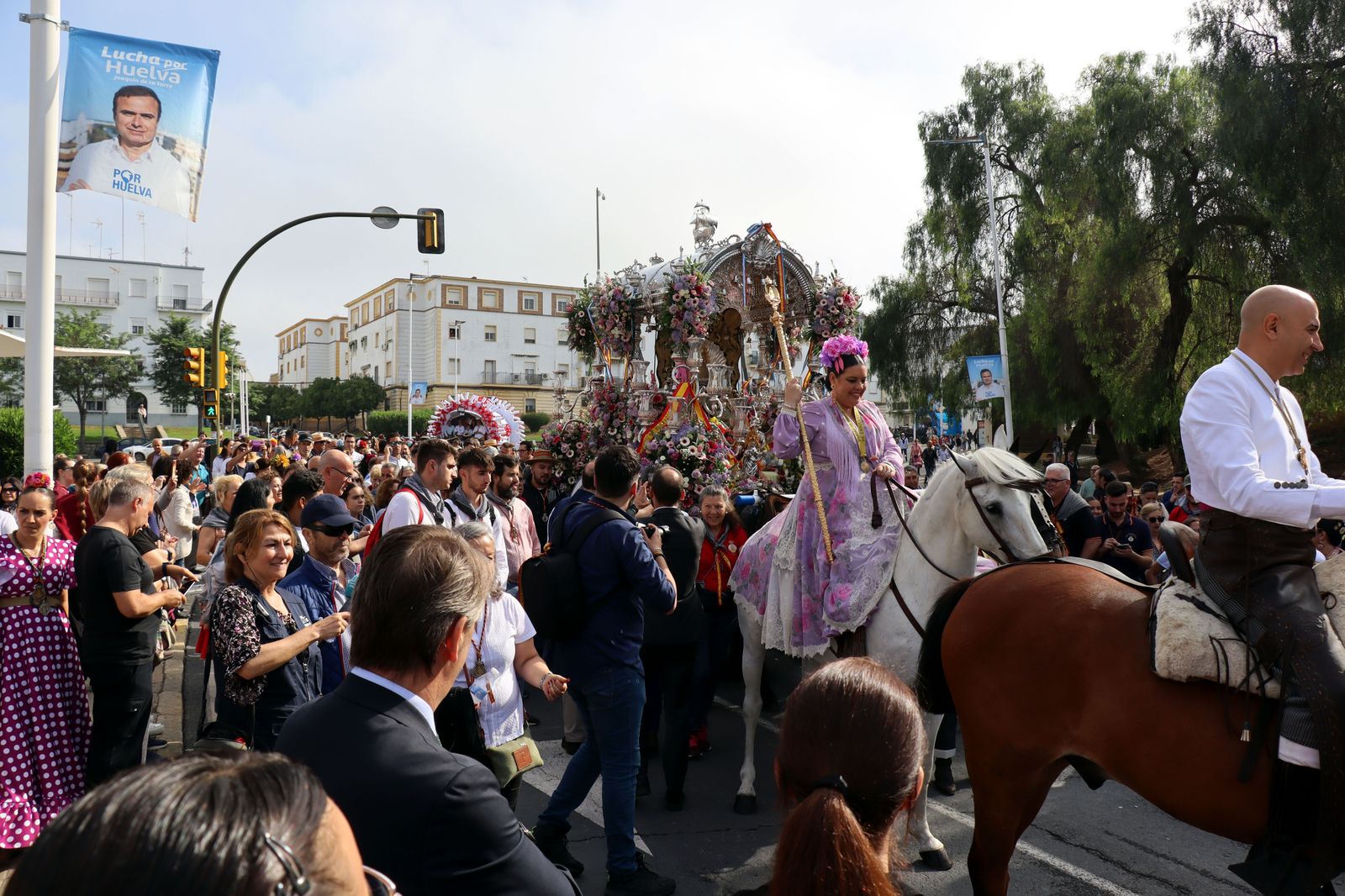El Rocío 2023: Imágenes de la Hermandad de Emigrantes en su salida de Huelva
