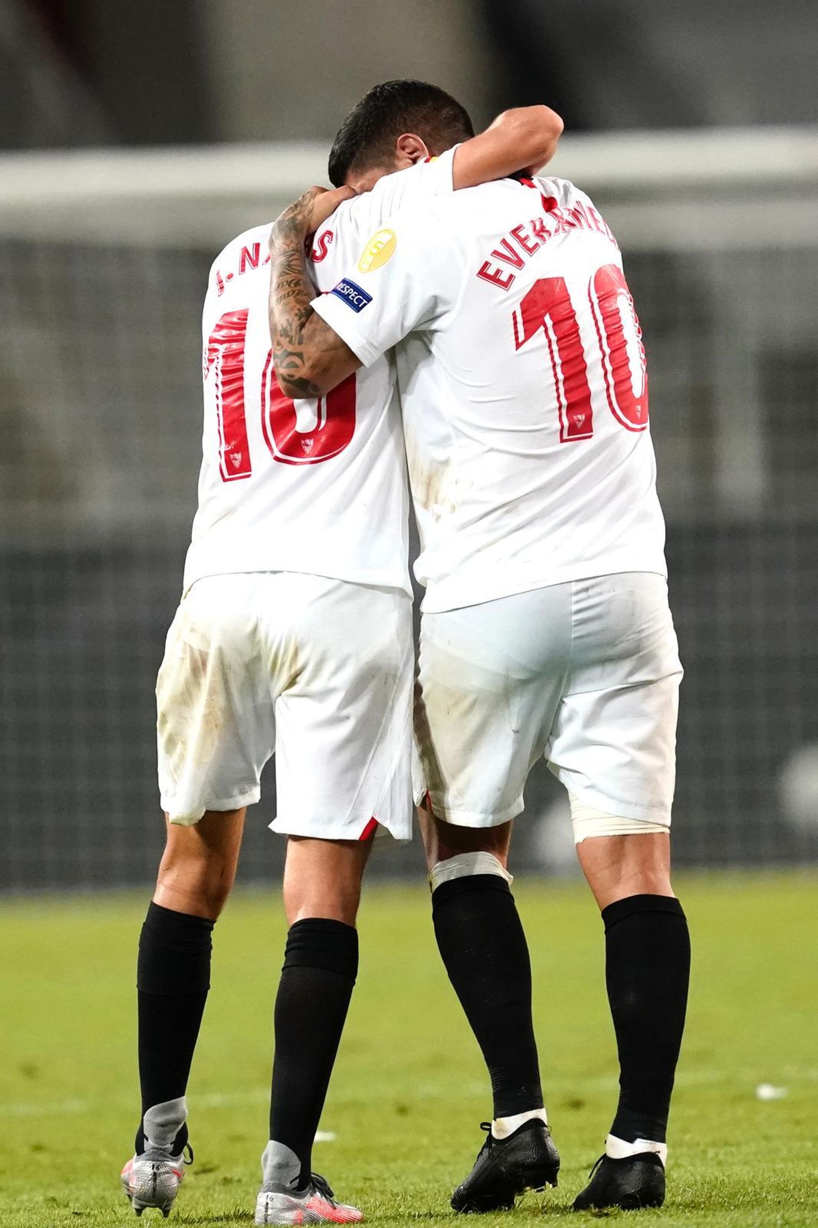 Su foto del emotivo abrazo entre Navas y Banega, con los dorsales 16 y 10, se hizo viral