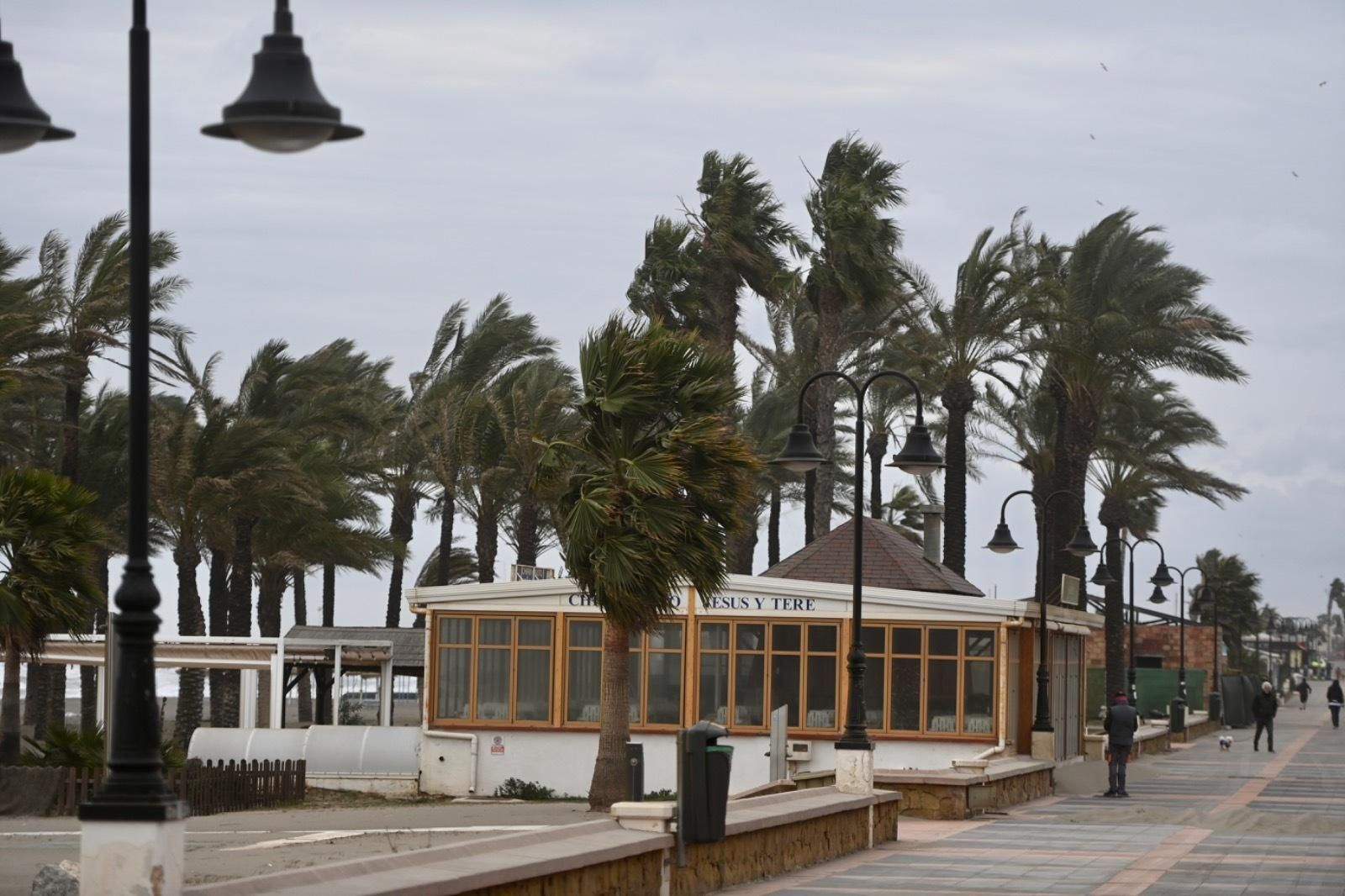 Así azota el viento este sábado en La Carihuela (Torremolinos).