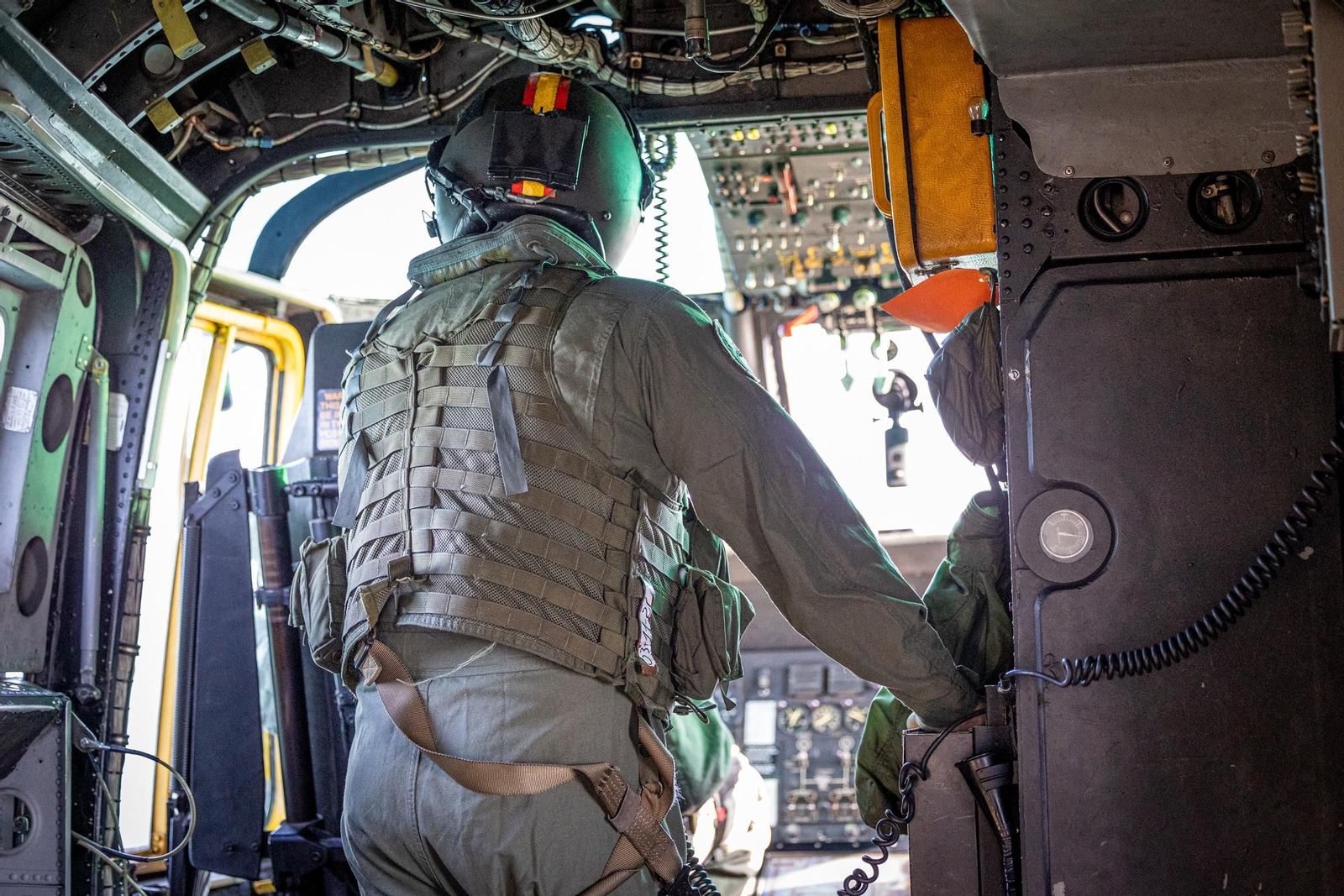 Imágenes del vuelo de despedida de los 'Sea King'  de la Quinta Escuadrilla de la FLOAN de la Armada por la Bahía de Cádiz