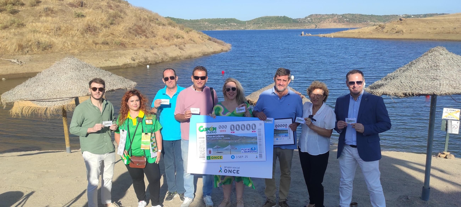 Foto de familia de la presentación del cupón dedicado a la playa de La Breña.