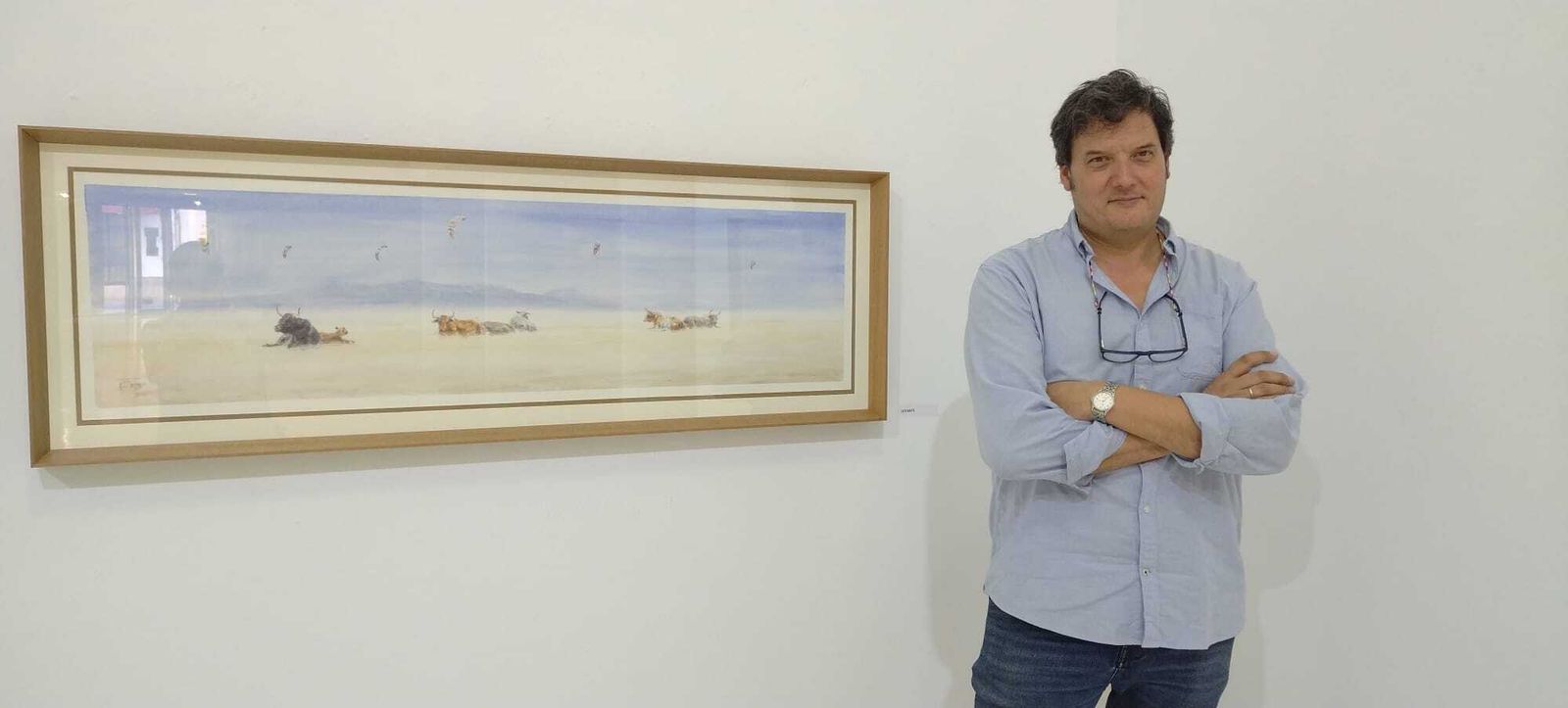 Adrián Ferreras, junto a uno de los cuadros dedicados a Bolonia.