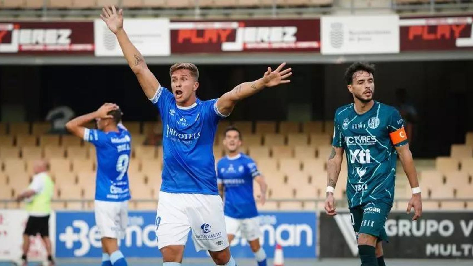 Simeone reclama en el Xerez DFC-Yeclano de la 22-23.