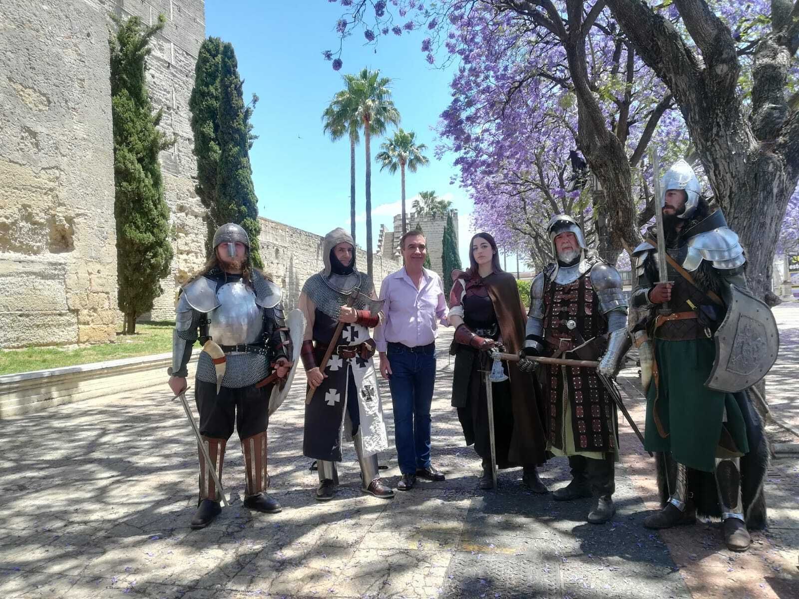 Manuel García, junto a algunos de los personajes que recrearán el mercado medieval en la Alameda Vieja.