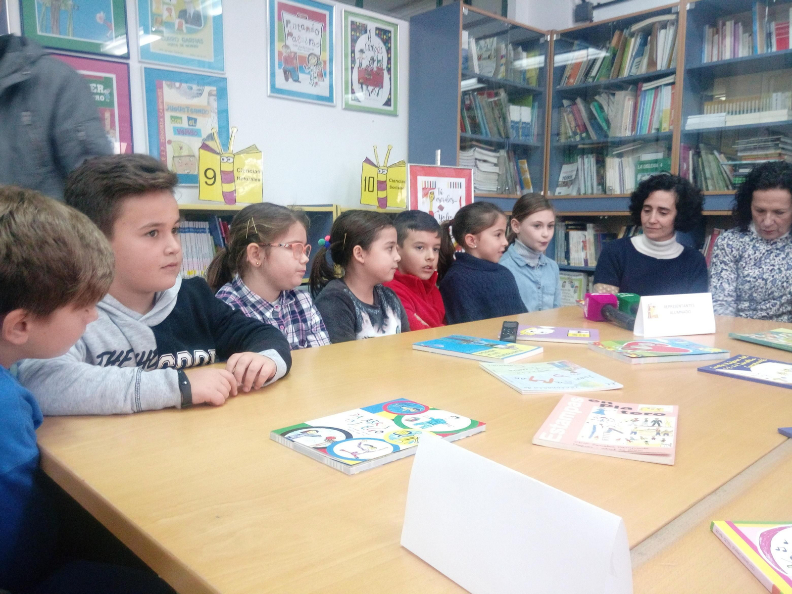 Escolares y profesorado del CEIP Zenobia Campubrí de Moguer.