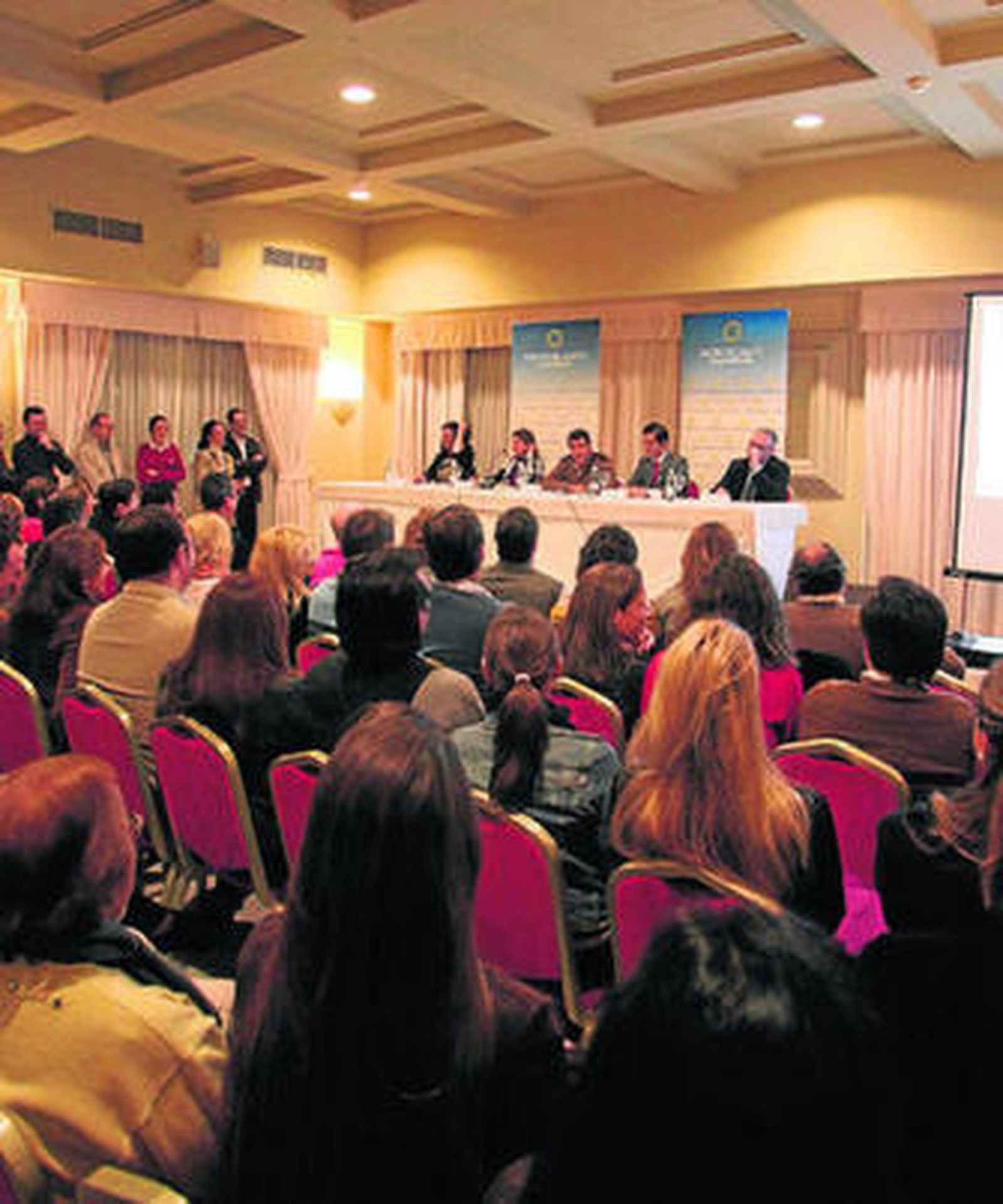 Calatayud, en el centro de la mesa, durante la conferencia de Attendis.