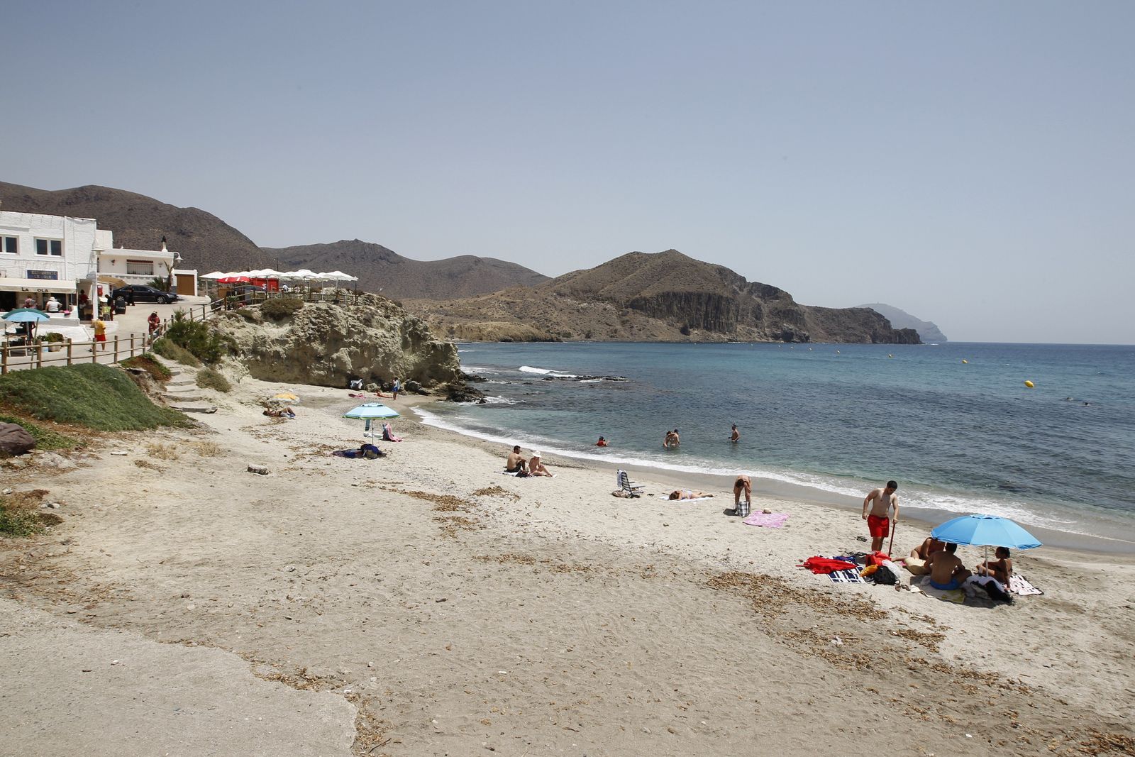 Bañistas en la playa de las Negras.