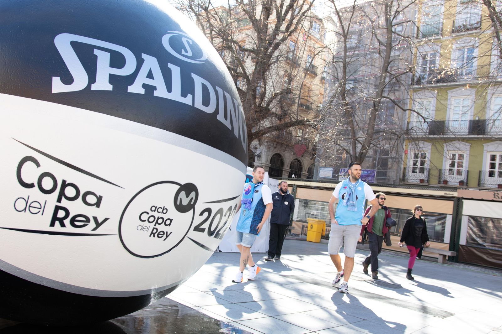 Imagen del balón gigante instalado en la Plaza Bib-Rambla