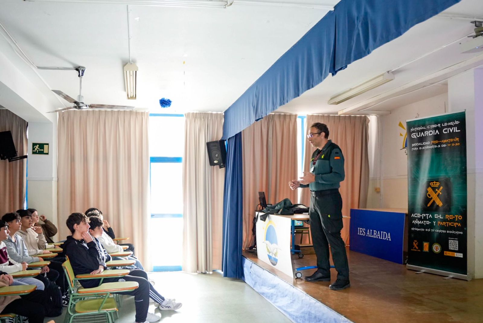 Las imágenes de la Ciberliga de la Guardia Civil en el IES Albaida