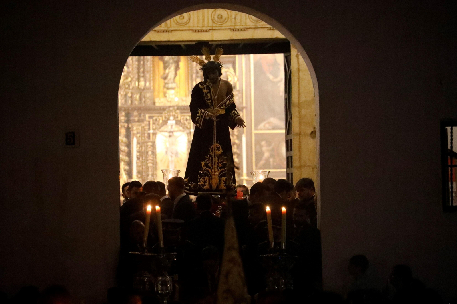El vía crucis del Señor de la Humildad y Paciencia de Córdoba, en imágenes