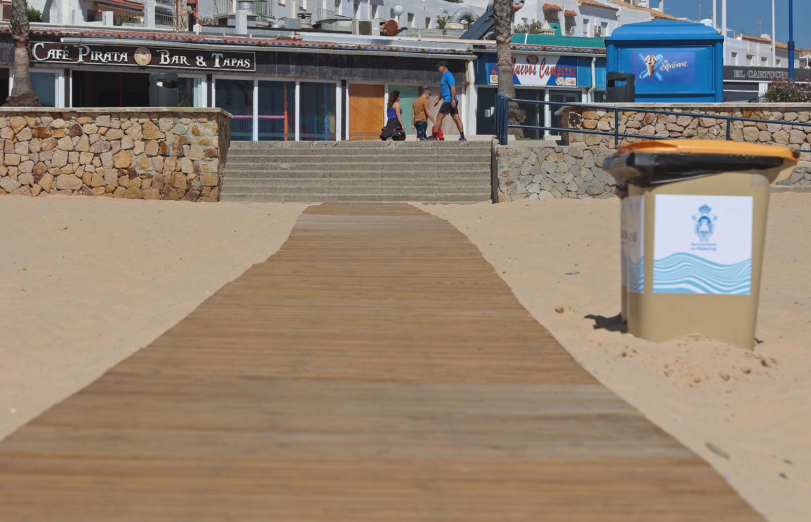 Imágenes de los preparativos para  la temporada de playas en Getares