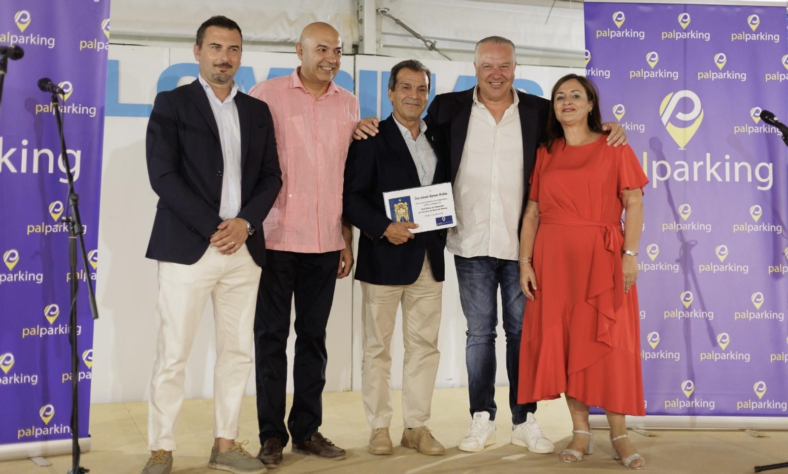 Antonio Barneto recibe el cariño de la Hermandad de Emigrantes