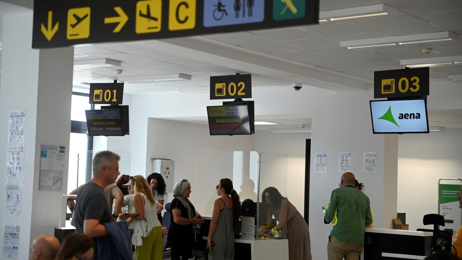 Los viajeros, antes de pasar el control de embarque en el aeropuerto de Córdoba.