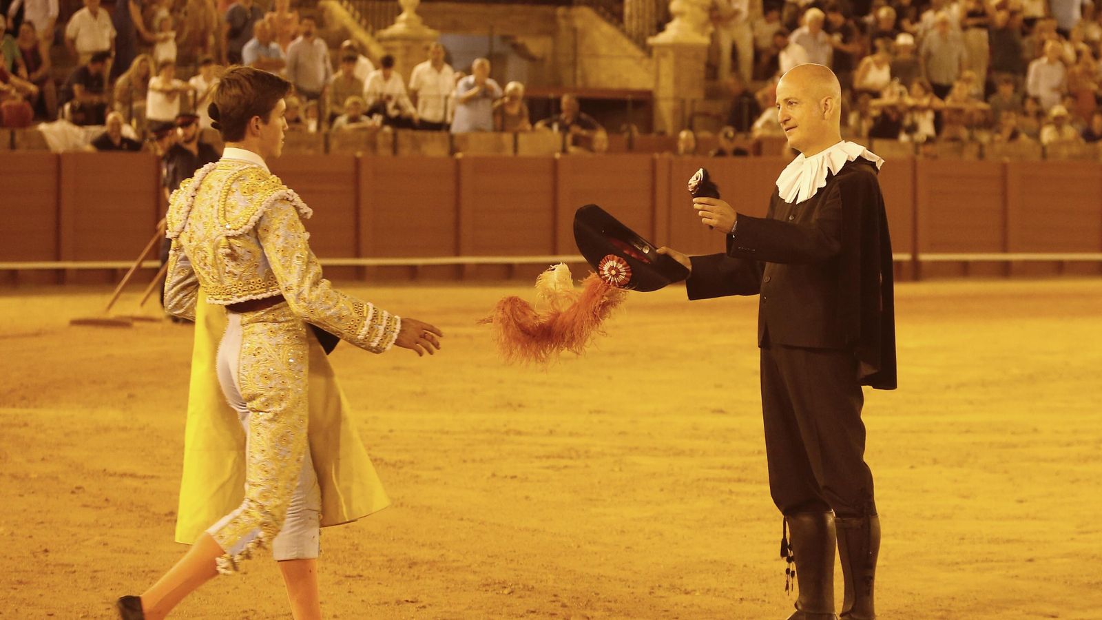 Javier Zulueta (padre) entrega la oreja a Javier Zulueta (hijo) en julio de 2023.