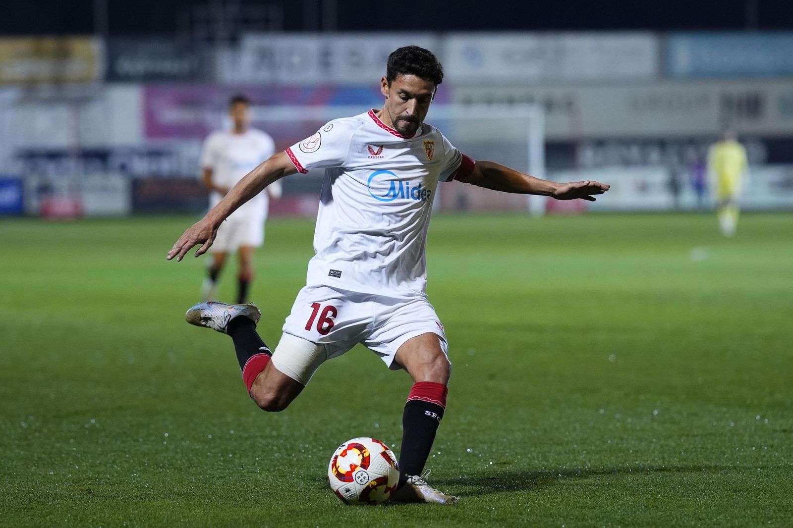 Jesús Navas se dispone a golpear un balón.