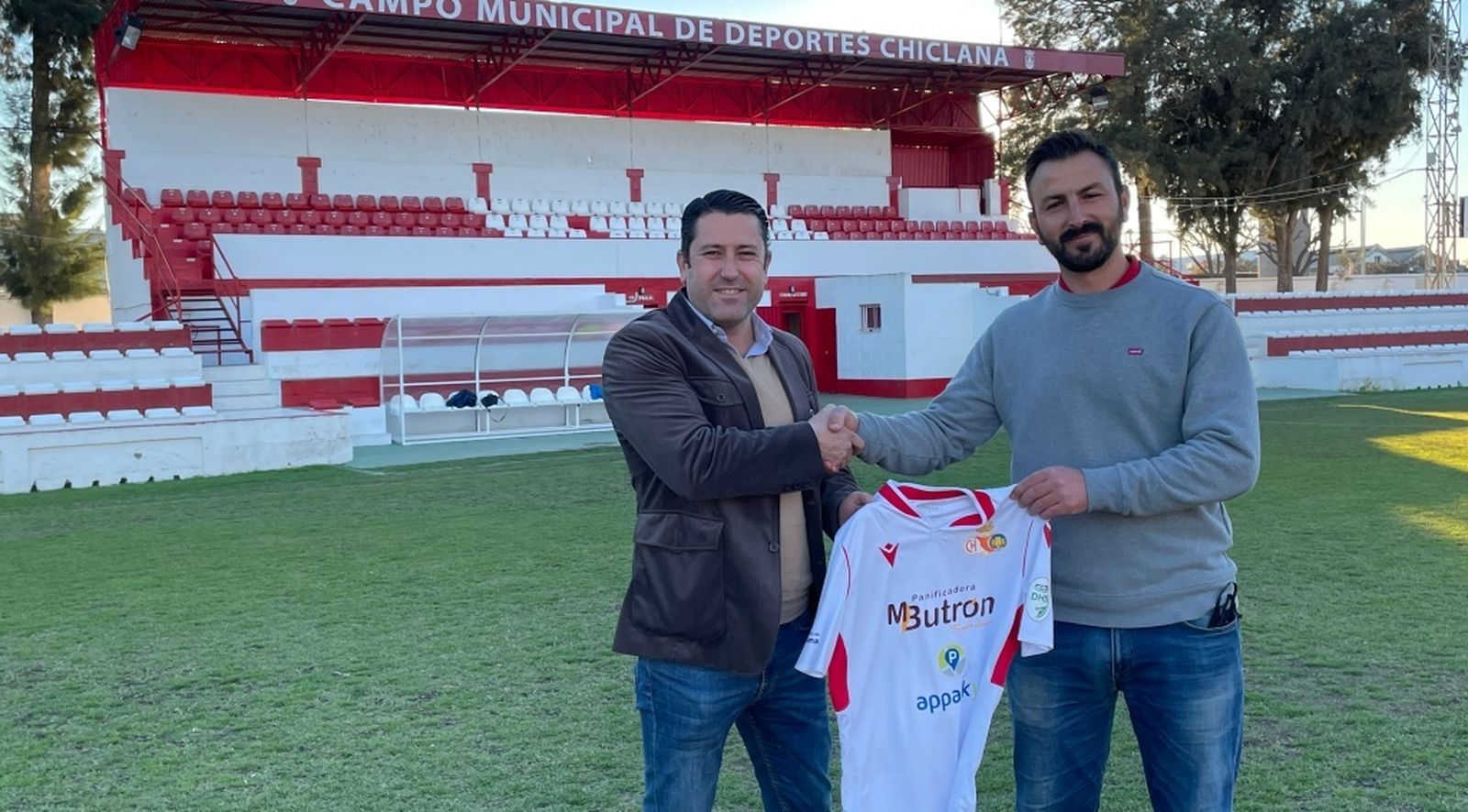 José María Suazo (d), junto al presidente Juan Luis Rojo, durante su presentación.