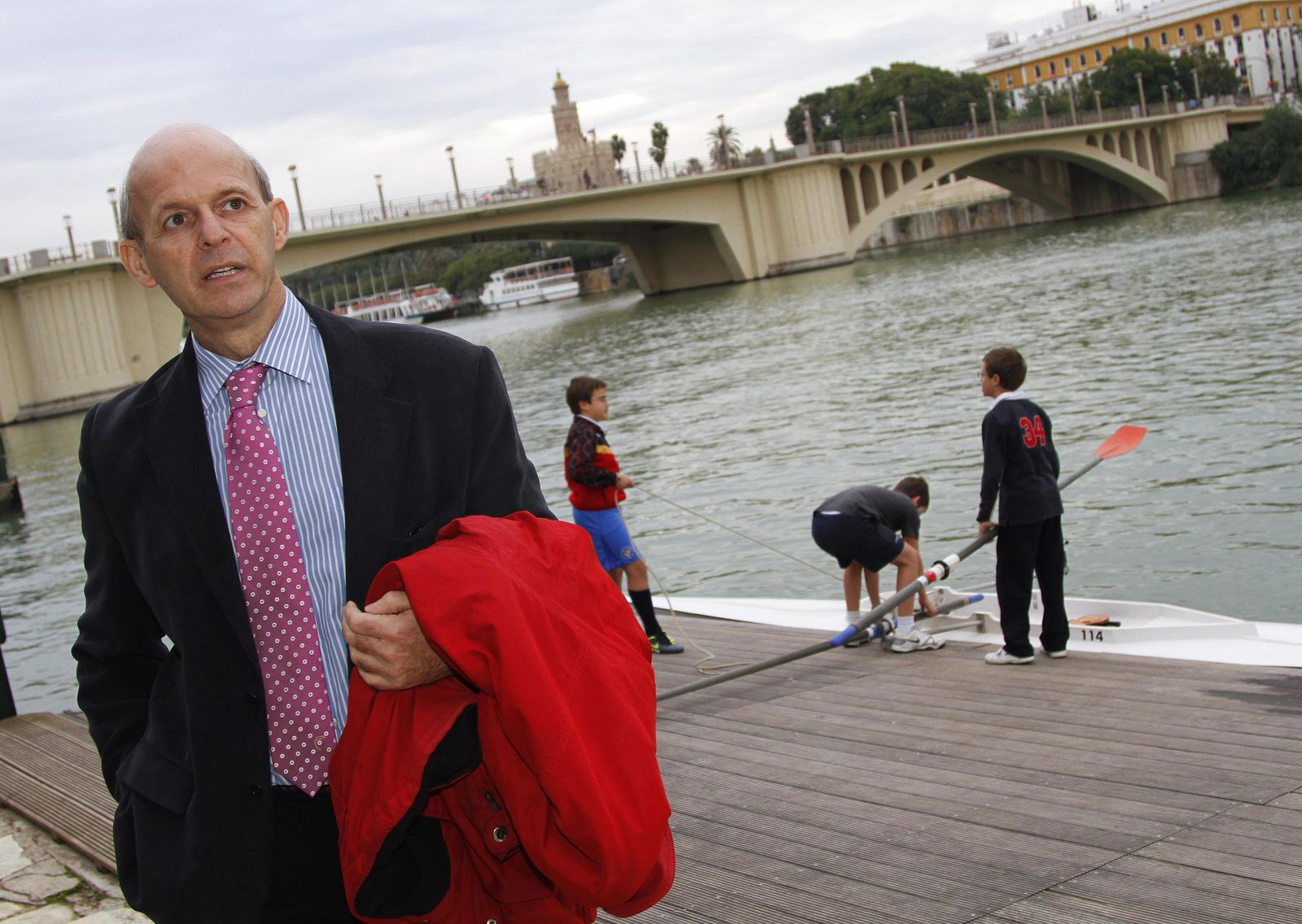 José Antonio Muñoz 'Anchoa', con el Guadalquivir de fondo.