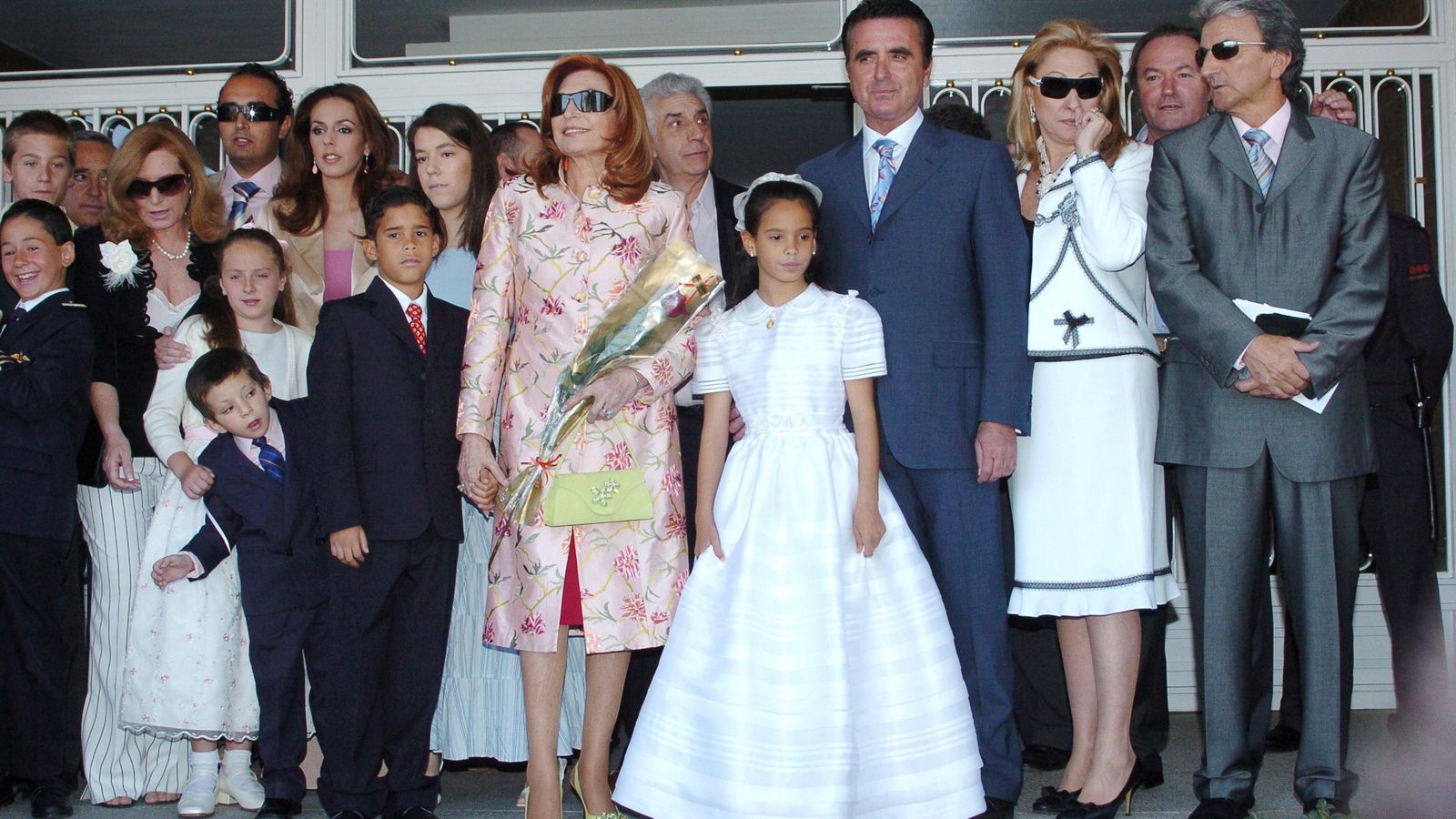 Rocío Jurado, con casi toda su familia, en la primera comunión de sus dos hijos Gloria Camila y José Fernando.