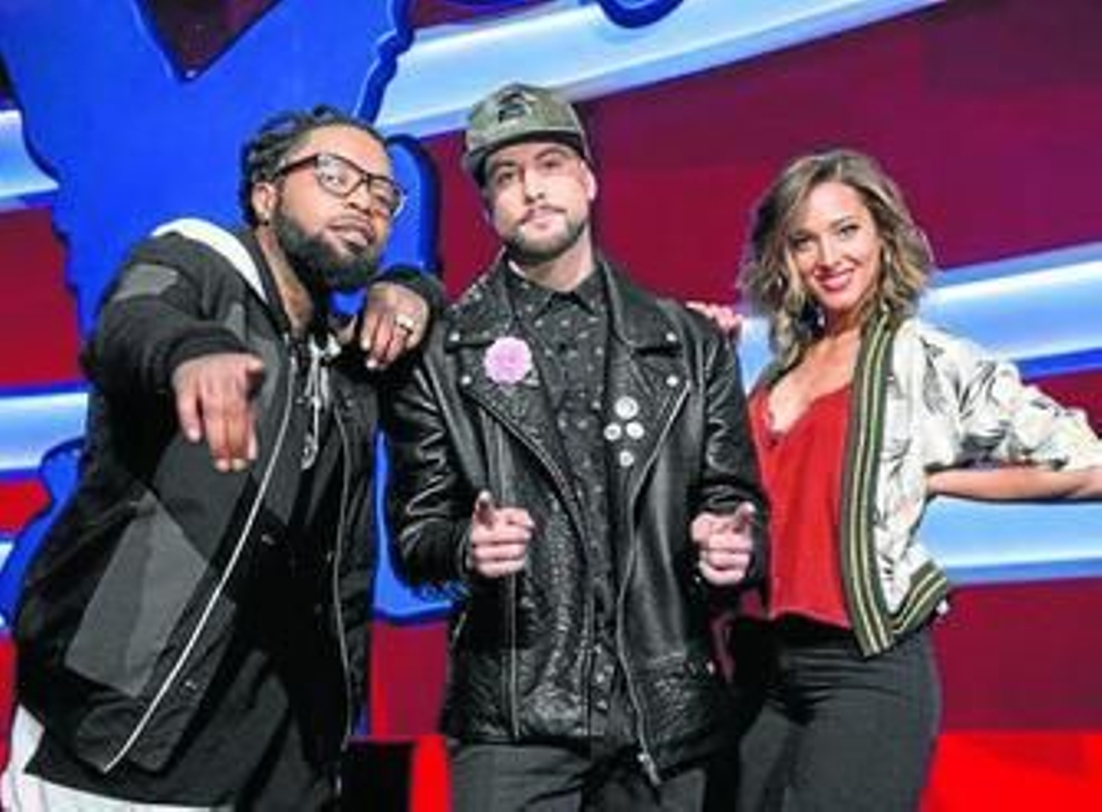 Corina Randazzo, Luis Fernández y Mbaka Oko, los presentadores.